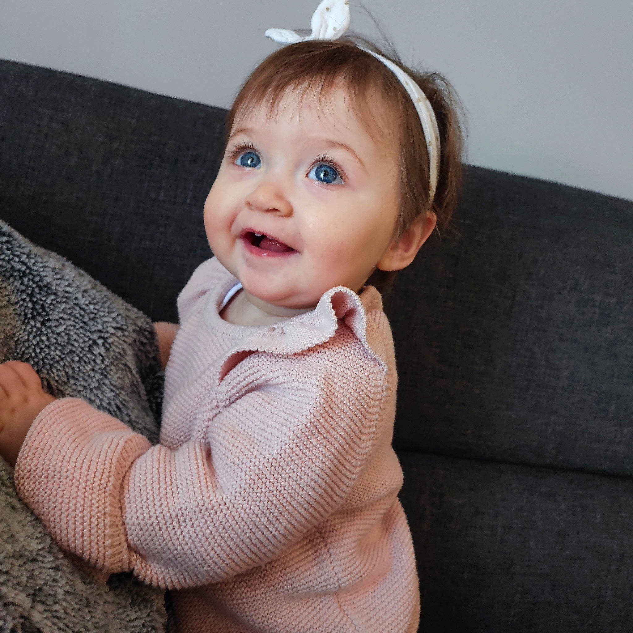 Livia a rejoint le concours — aidez-le/la à gagner de superbes lots ! arm, baby, baby_toddler_clothing, cheek, comfort, couch, eye, face, flash_photography, gesture, hairstyle, happy, head, iris, neck, organ, person, skin, sleeve, smile