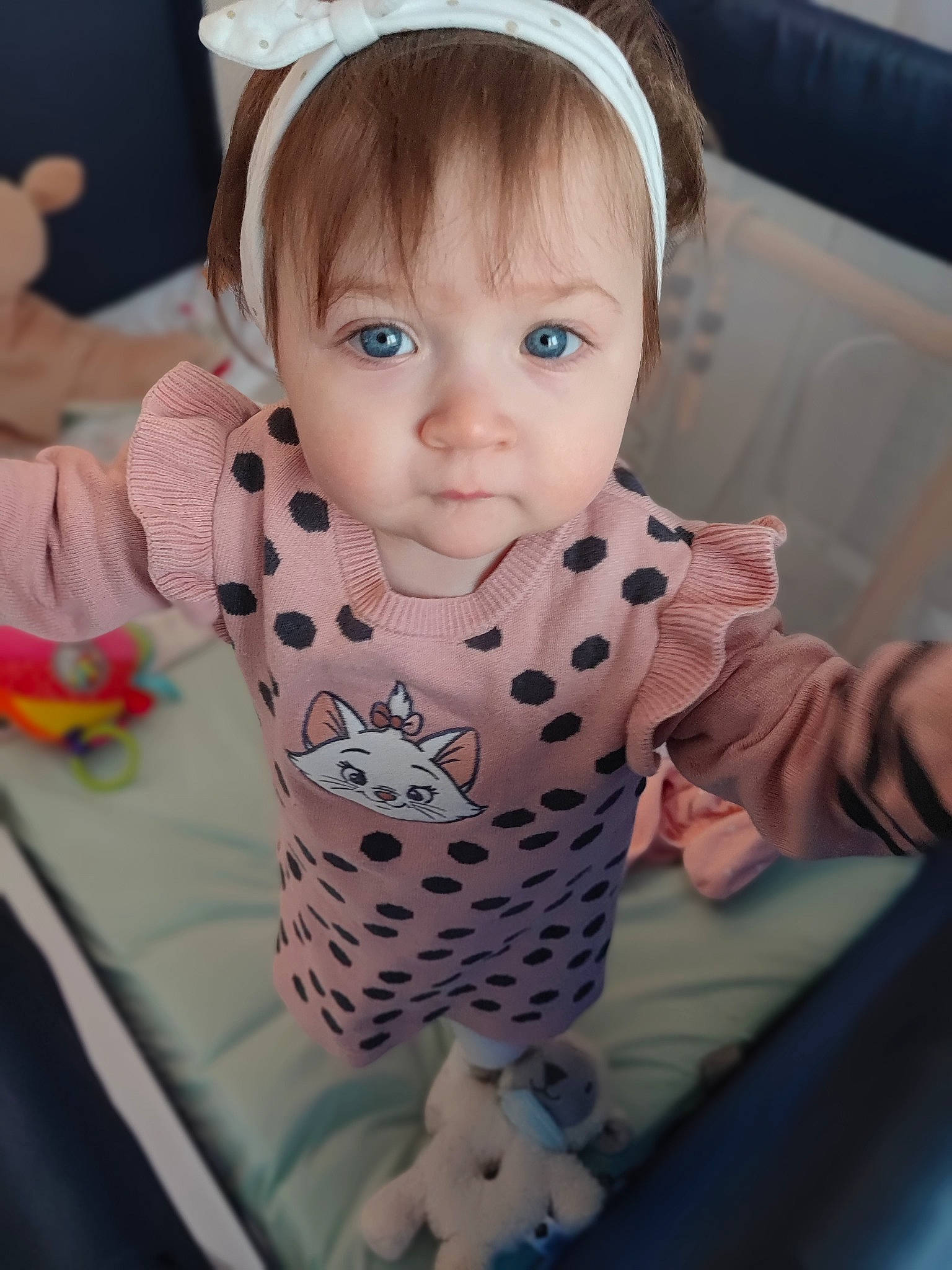 Livia participe au concours pour gagner de l'argent avec cette photo : baby_toddler_clothing, cheek, chin, comfort, eye, eyebrow, face, gesture, hairstyle, hand, happy, head, human, iris, lip, person, pink, skin, sleeve, textile