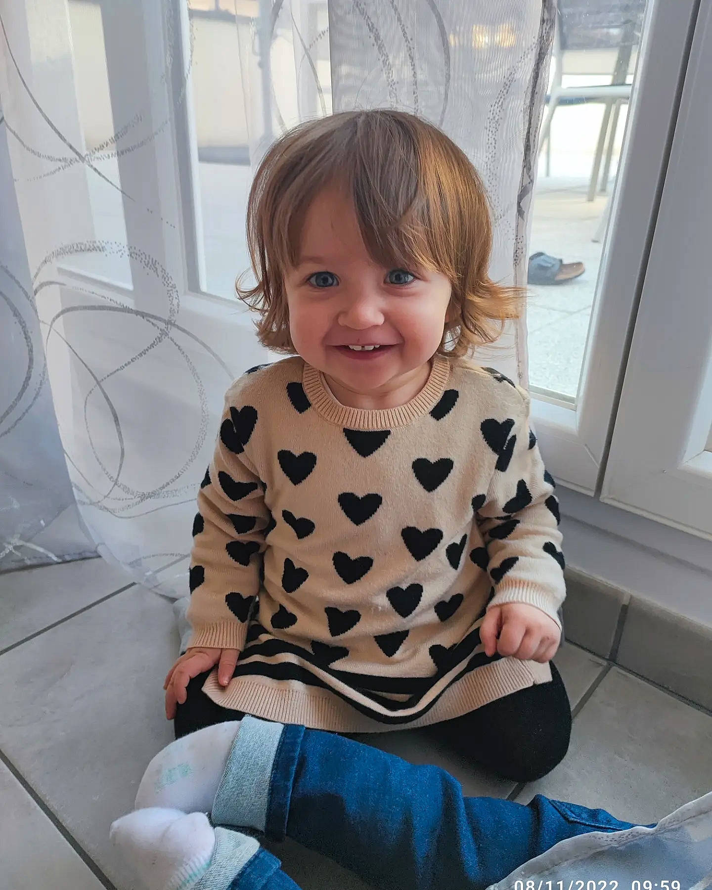 Livia participe au concours pour gagner de l'argent avec cette photo : baby_toddler_clothing, child, comfort, electric_blue, floor, flooring, fun, happy, human_leg, joy, knee, leisure, pattern, person, shoulder, skin, sleeve, smile, t_shirt, thigh