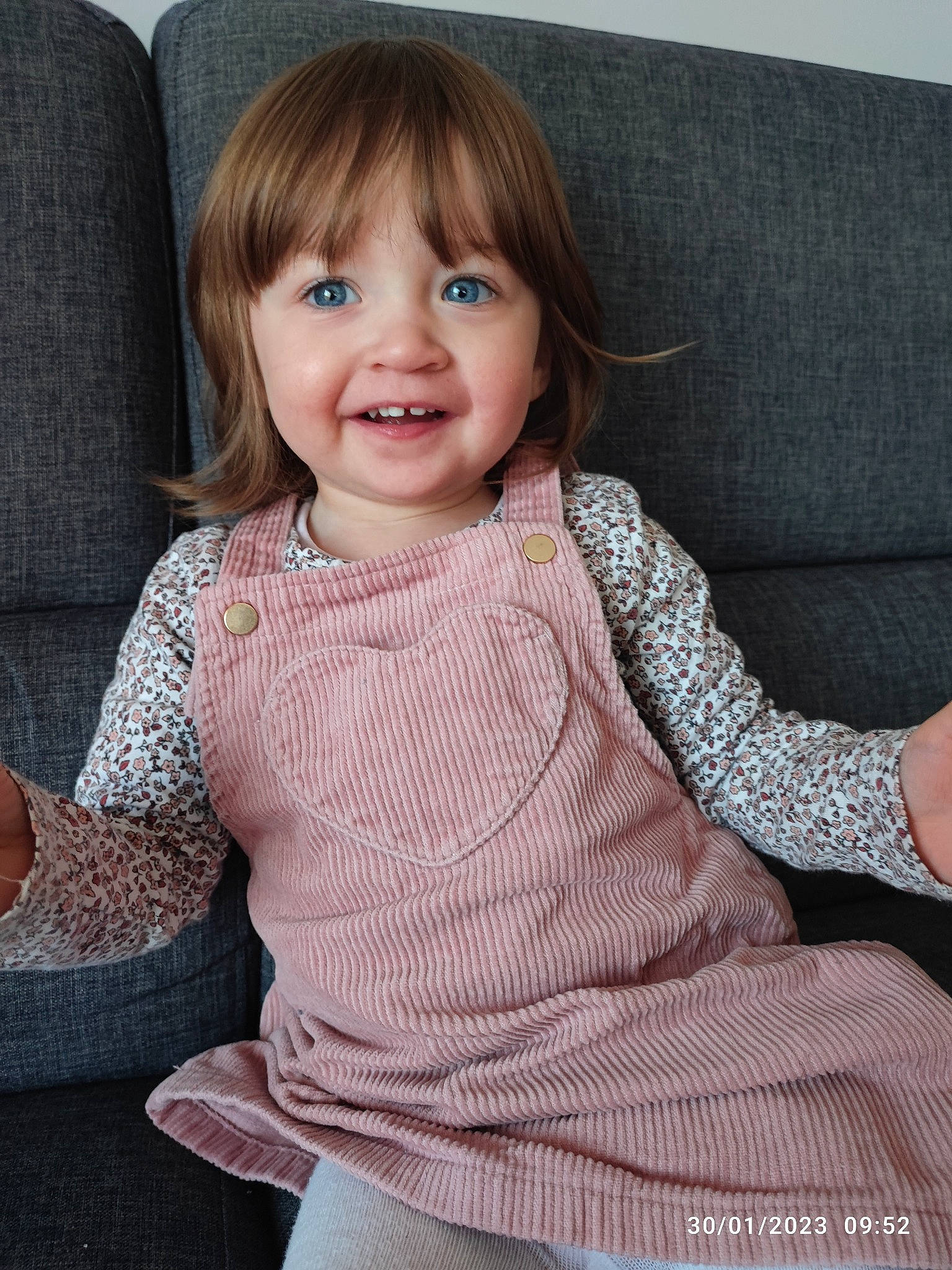 Livia a rejoint le concours — aidez-le/la à gagner de superbes lots ! baby_toddler_clothing, cheek, chin, dress_shirt, eye, eyelash, face, hair, head, human_body, iris, joint, joy, lip, neck, nose, person, shoulder, skin, sleeve