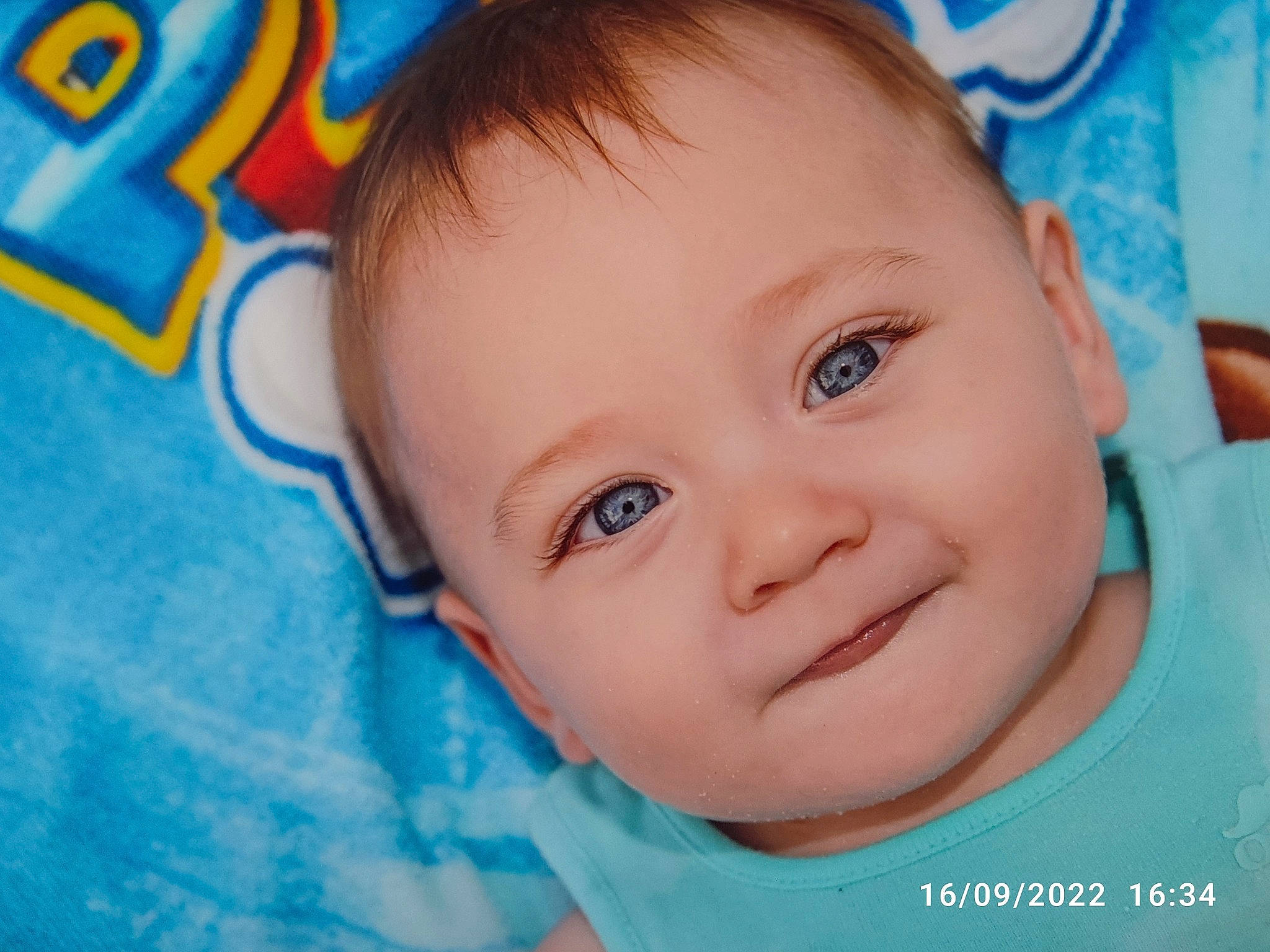 Mathys a rejoint le concours — aidez-le/la à gagner de superbes lots ! baby, baby_products, baby_toddler_clothing, blue, cheek, child, chin, close_up, electric_blue, eye, eyebrow, eyelash, fun, happy, iris, joy, nose, person, product, skin