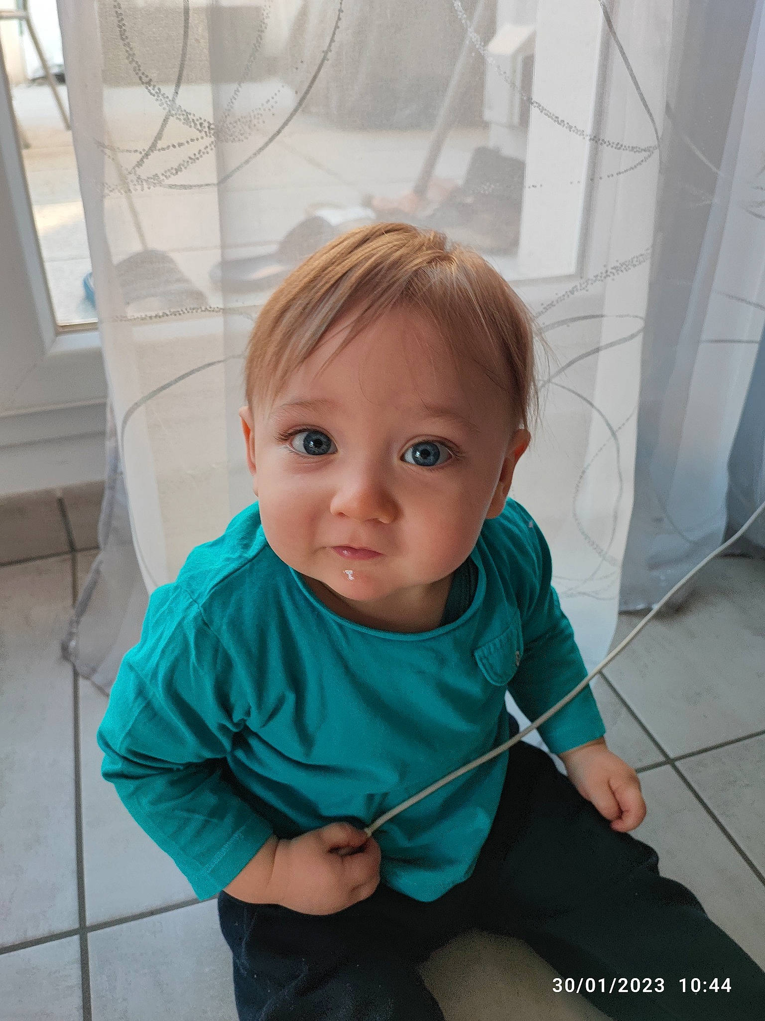 Mathys a rejoint le concours — aidez-le/la à gagner de superbes lots ! baby, baby_products, baby_toddler_clothing, child, electric_blue, floor, flooring, fun, glass, grass, human_leg, iris, joint, person, room, sitting, sleeve, t_shirt, toddler, vacation