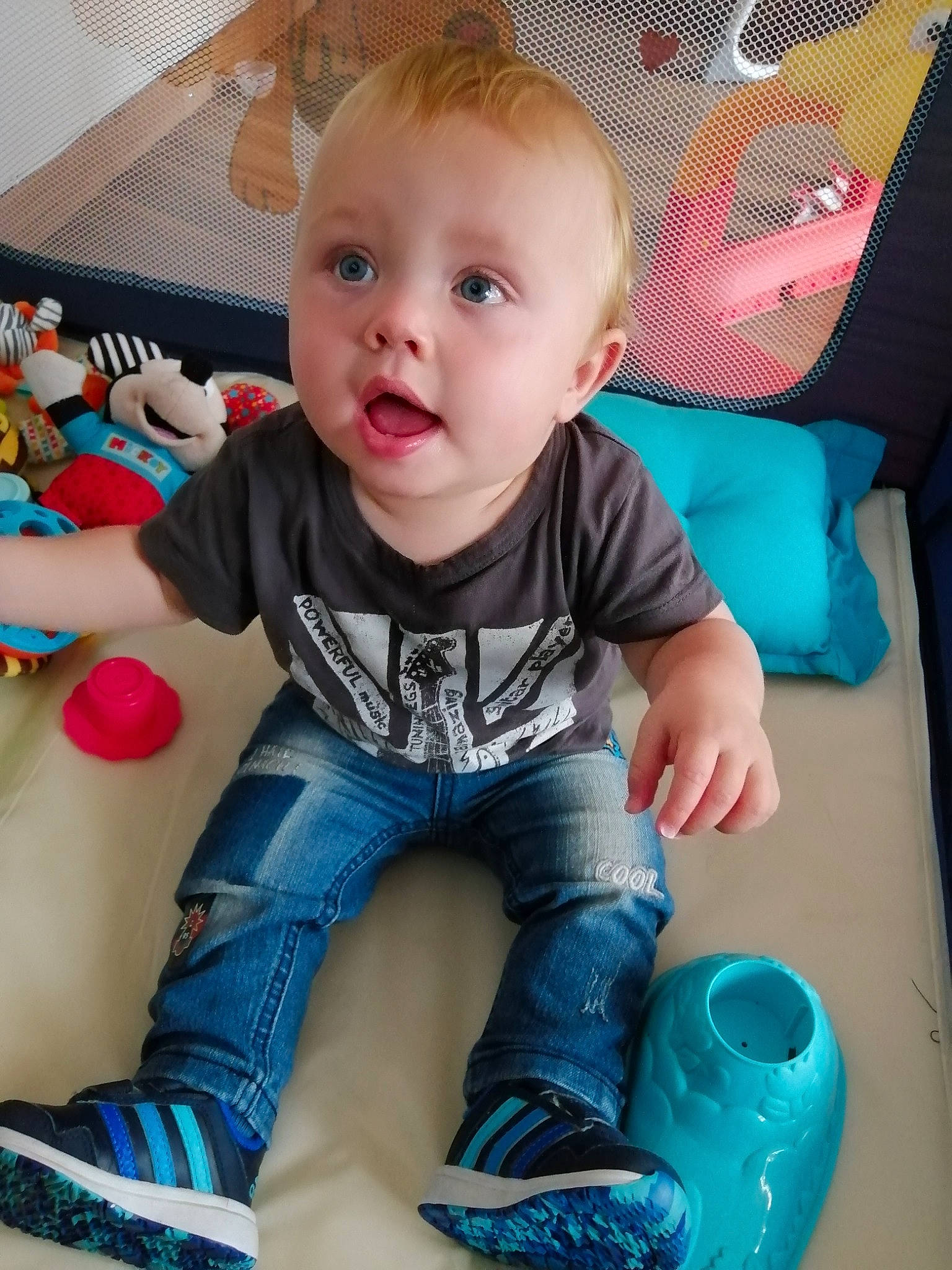 Gino participe au concours pour gagner de l'argent avec cette photo : baby, baby_products, baby_toddler_clothing, cheek, child, cool, eye, iris, jeans, person, play, product, sitting, skin, smile, surprise, toddler