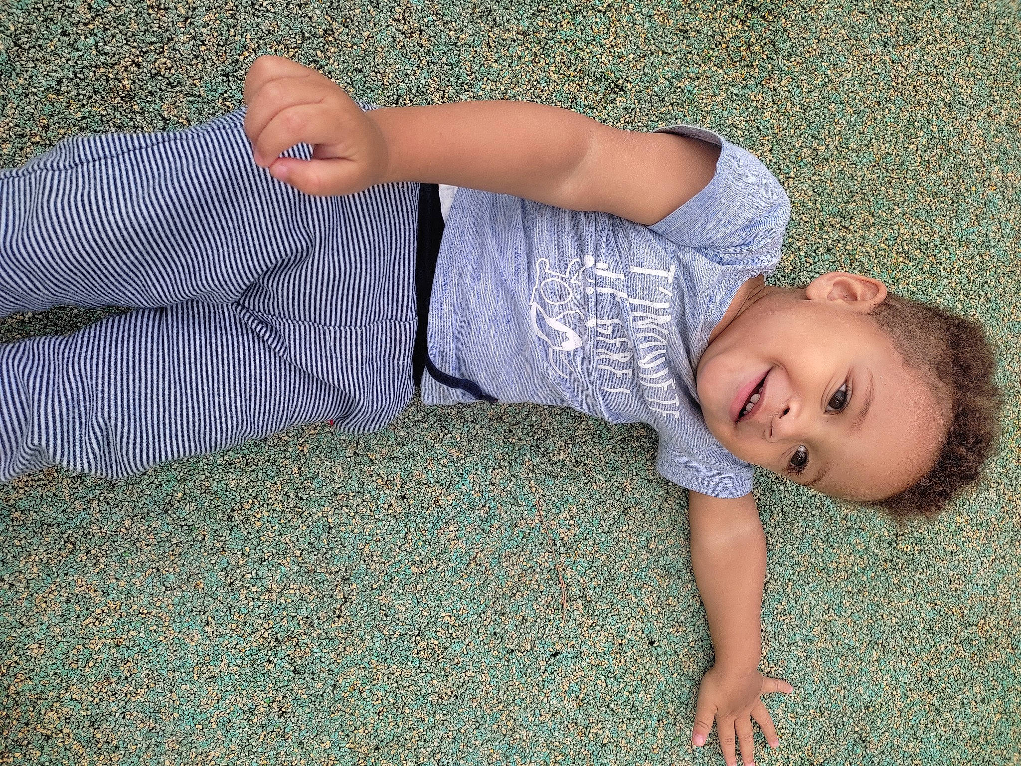 Julien a rejoint le concours — aidez-le/la à gagner de superbes lots ! arm, baby_toddler_clothing, comfort, finger, flooring, grass, grass_family, human_body, human_leg, joint, joy, lawn, leg, pattern, people_in_nature, person, plant, smile, thumb, toddler