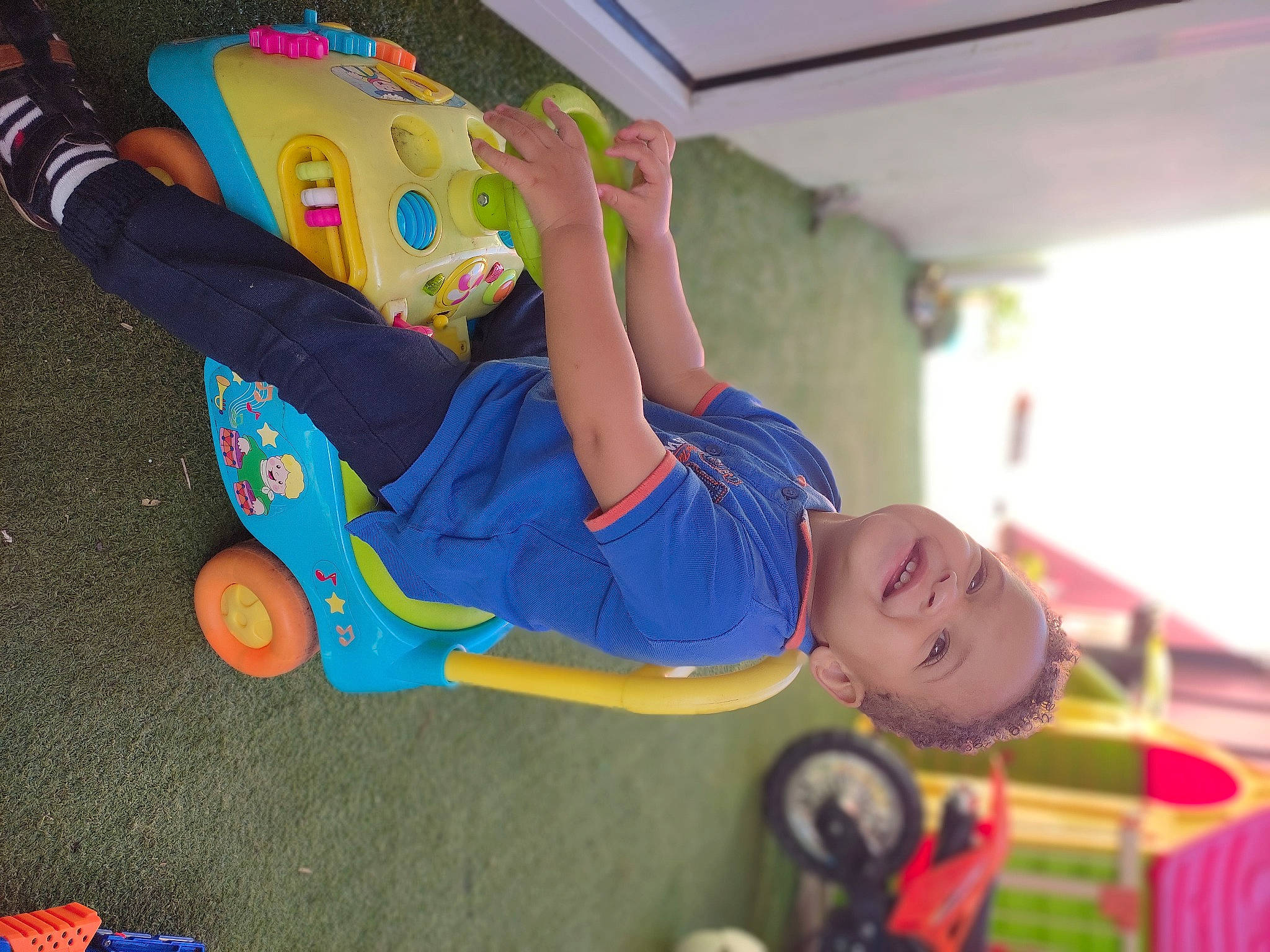 Julien participe au concours pour gagner de l'argent avec cette photo : adventure, animation, child, electric_blue, entertainment, fictional_character, fun, happy, joy, kindergarten, leisure, outdoor_play_equipment, person, play, playground, recreation, room, smile, sneakers, sport_climbing