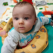 Charly participe au concours pour gagner de l'argent avec cette photo : baby, child, infant, face, eyes, clothing, seat, toy, playmat, indoor, floor, colorful, giraffe_print, sleeve, expression, young, person, cute, curious, closeup
