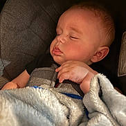 Maylan a rejoint le concours — aidez-le/la à gagner de superbes lots ! baby, blanket, chair, child, comfort, cozy, cute, face, hand, indoors, infant, nap, peaceful, portrait, relaxed, rest, sleeping, soft, warm, young