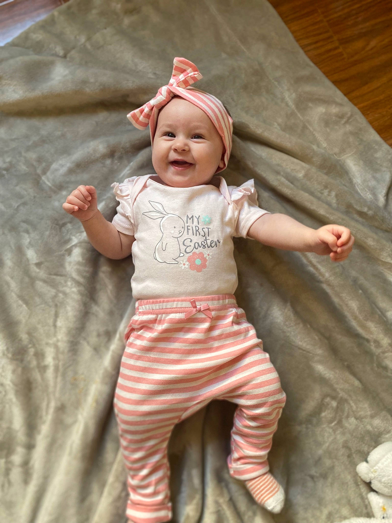 éloïse participe au concours pour gagner de l'argent avec cette photo : baby, baby_toddler_clothing, cheek, child, eye, face, fun, happy, head, headwear, iris, joy, lip, nose, peach, person, pink, skin, sleeve, smile
