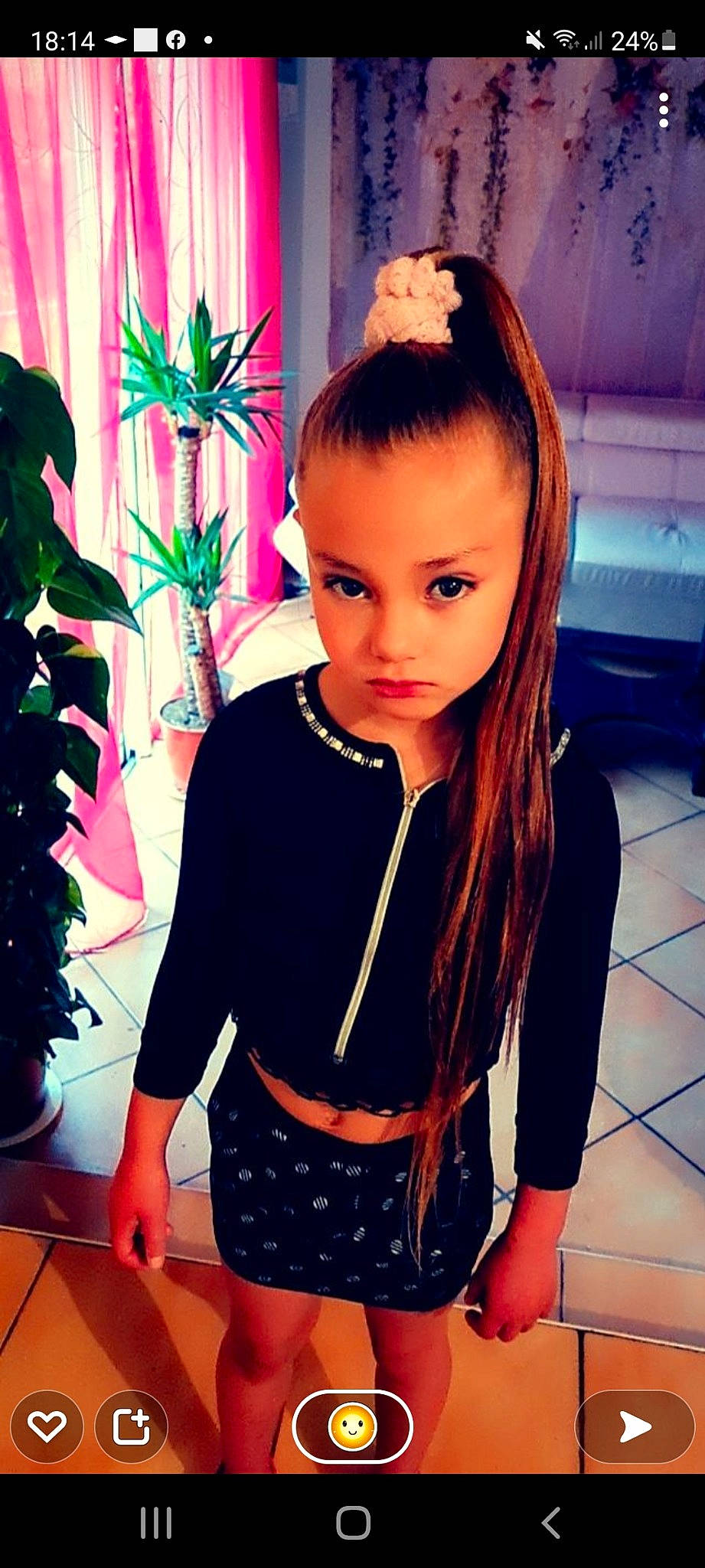 Aryzona participe au concours pour gagner de l'argent avec cette photo : cool, eyelash, facial_expression, fashion, hair, hairstyle, happy, houseplant, human, lip, neck, organ, person, plant, shorts, shoulder, skin, sleeve, standing, street_fashion