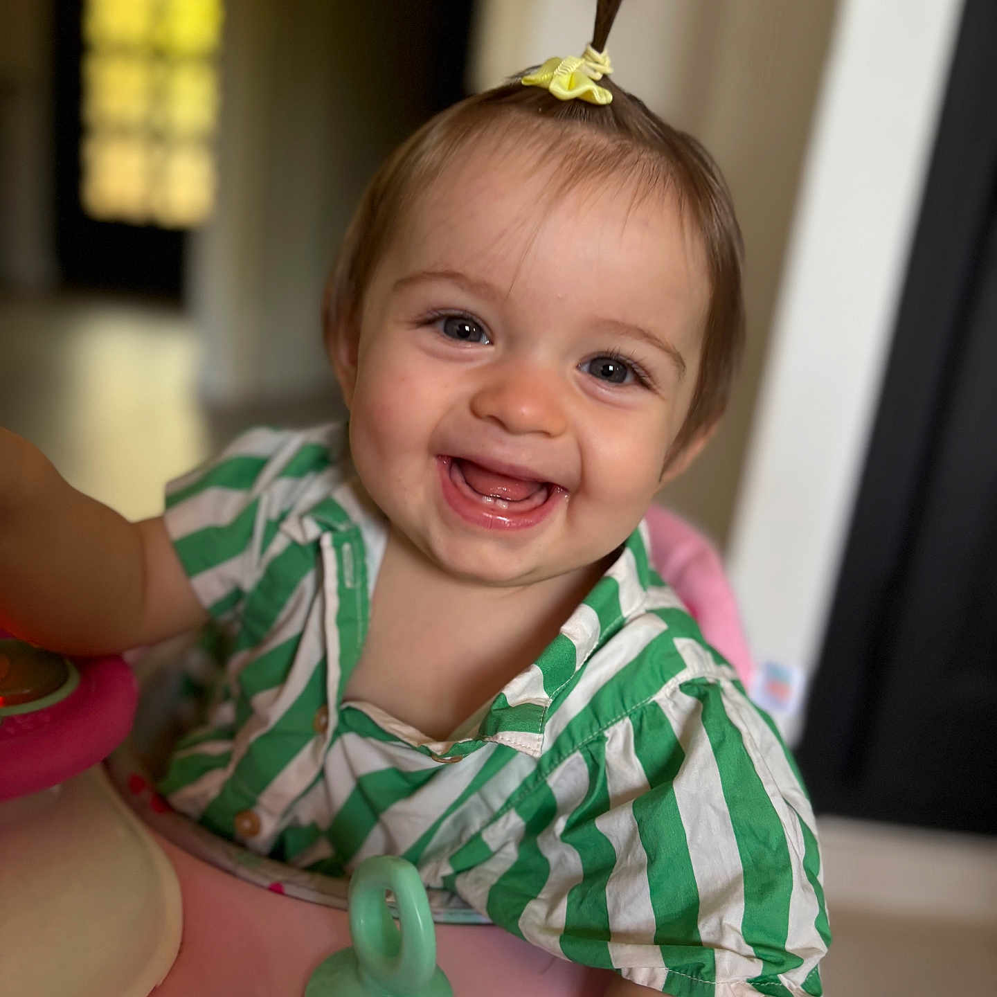 Lily-Rose participe au concours pour gagner de l'argent avec cette photo : baby, baby_teeth, baby_toy, cheerful, child, closeup, cute, face, green_striped_shirt, hair_ponytail, happy, indoors, infant, person, pink_baby_walker, playful, portrait, smiling, yellow_scrunchie, young_child