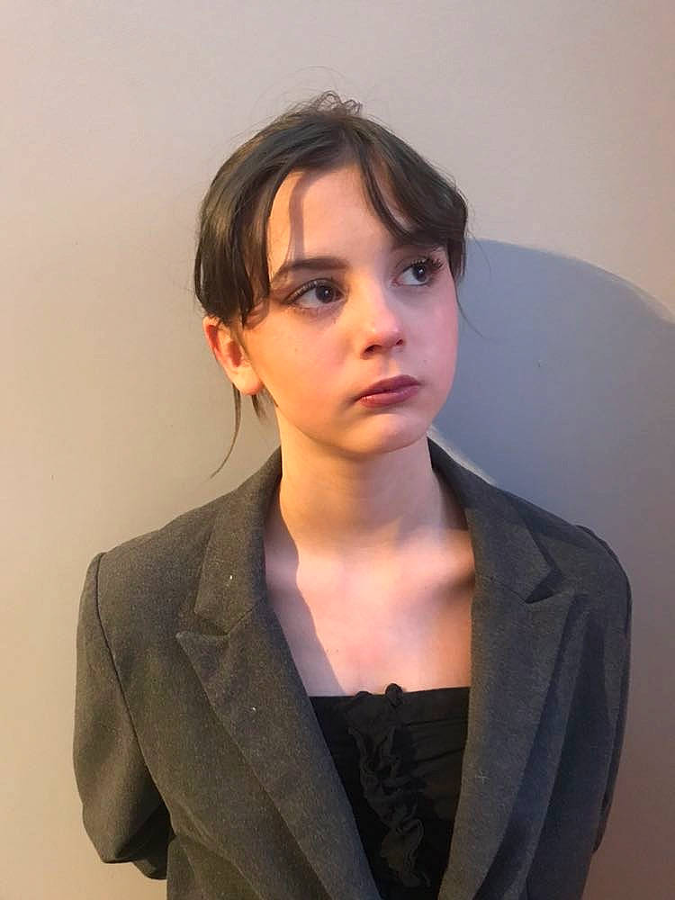 Lisa a rejoint le concours — aidez-le/la à gagner de superbes lots ! black_hair, blazer, chin, collar, dress_shirt, eyebrow, eyelash, fashion_design, flash_photography, forehead, formal_wear, gesture, jaw, layered_hair, lip, long_hair, neck, person, shoulder, sleeve