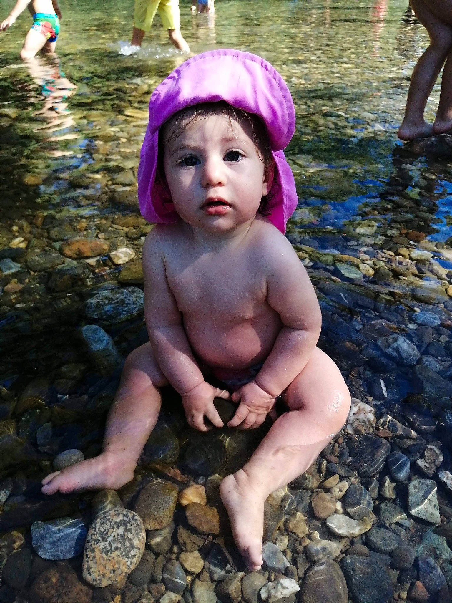 Eden a rejoint le concours — aidez-le/la à gagner de superbes lots ! bank, child, eye, fawn, fun, headgear, person, photography, pink, plant, recreation, river, smile, stream, vacation, water
