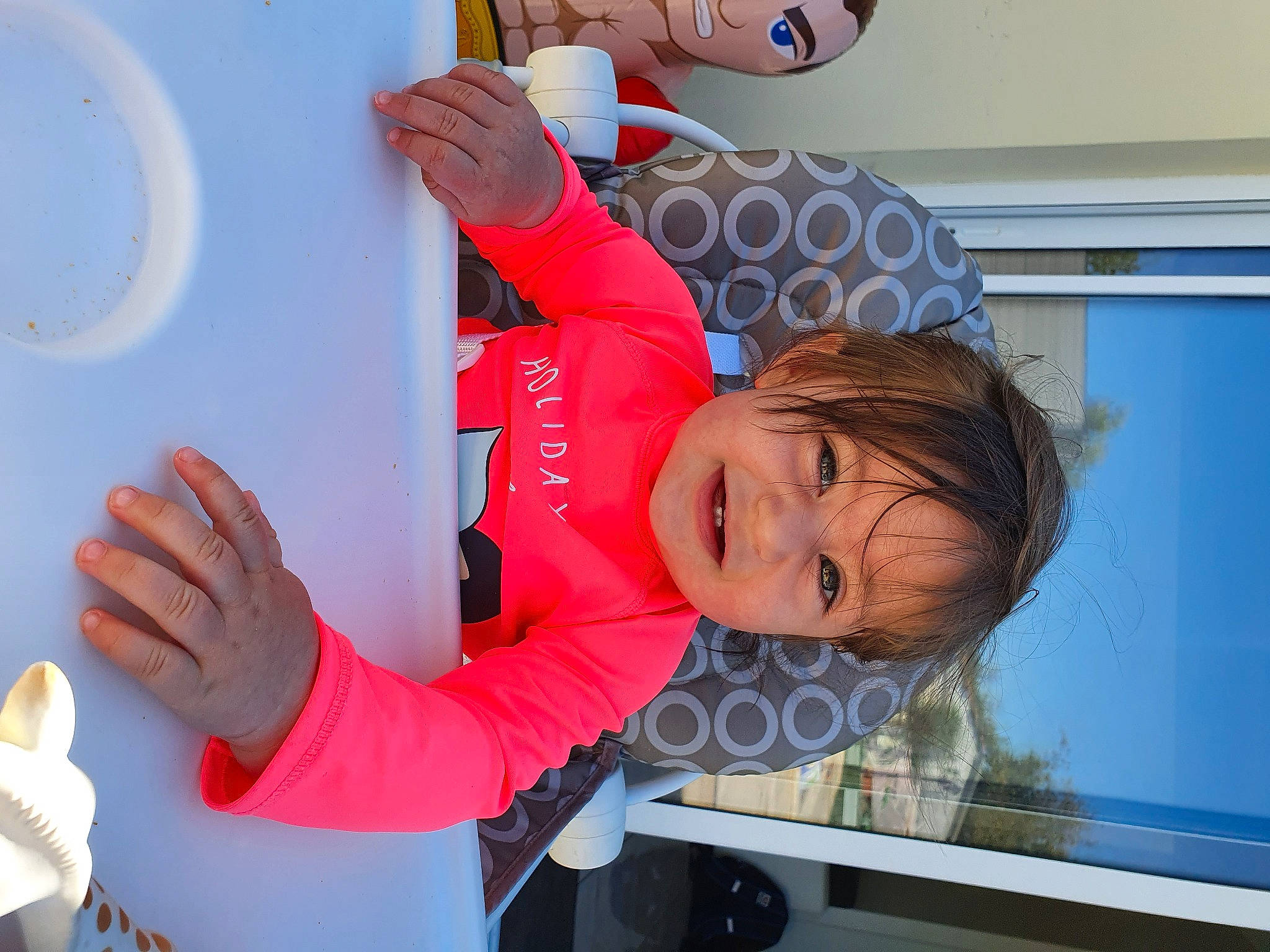 Eden a rejoint le concours — aidez-le/la à gagner de superbes lots ! arm, child, finger, person