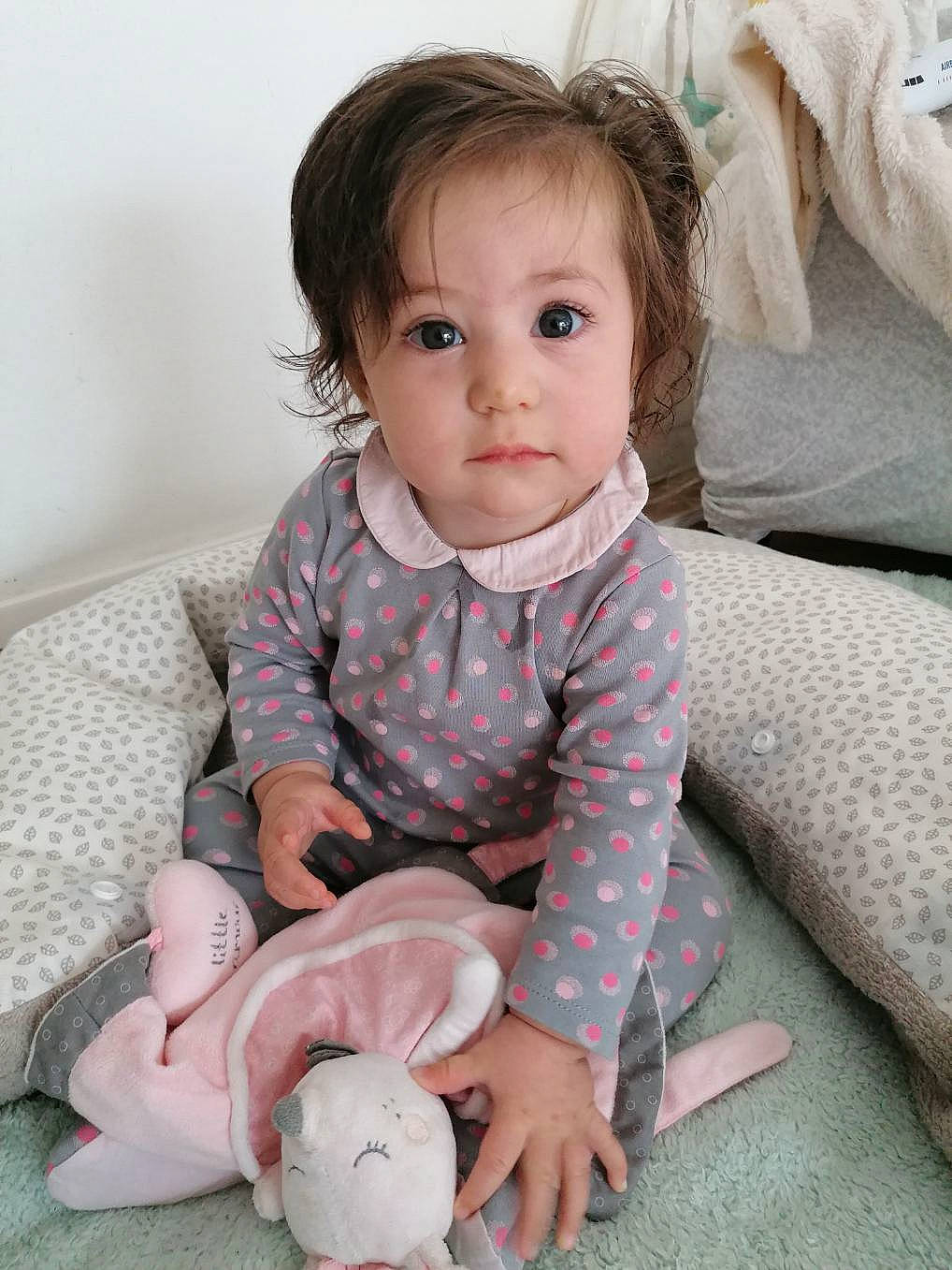 Eden a rejoint le concours — aidez-le/la à gagner de superbes lots ! baby, beauty, cheek, child, eye, face, head, person, pink, play, room, sitting, skin, smile, toddler