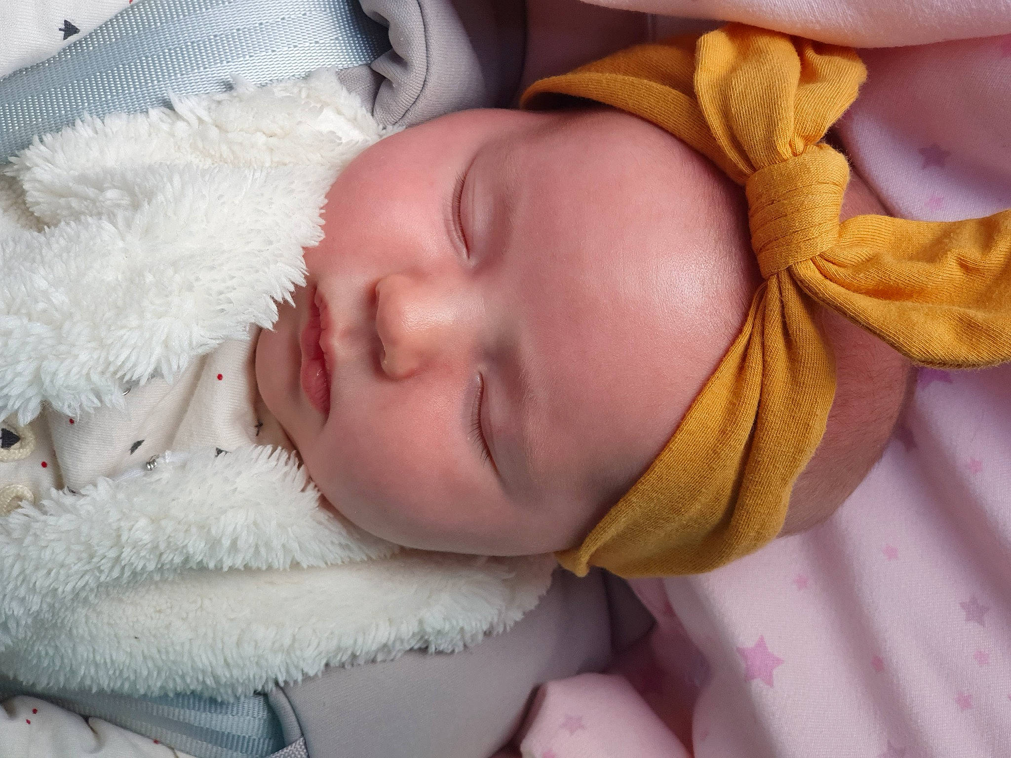 Luanna participe au concours pour gagner de l'argent avec cette photo : baby, baby_sleeping, baby_toddler_clothing, cheek, chin, comfort, ear, eye, eyebrow, eyelash, facial_expression, finger, hand, headwear, iris, lip, mouth, neck, nose, person