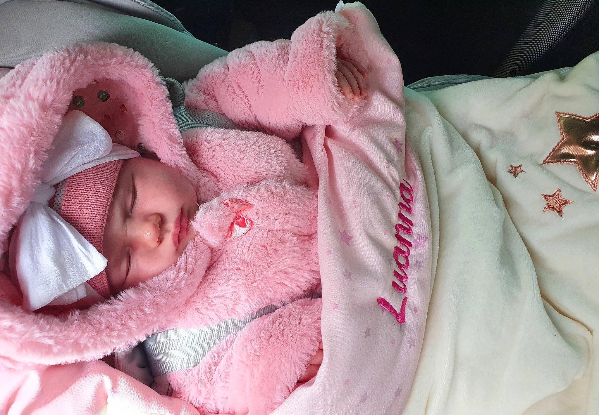 Luanna participe au concours pour gagner de l'argent avec cette photo : baby, baby_products, baby_toddler_clothing, bedtime, carmine, cheek, child, comfort, ear, face, fashion_accessory, head, headwear, human_body, linens, magenta, nail, peach, person, pink