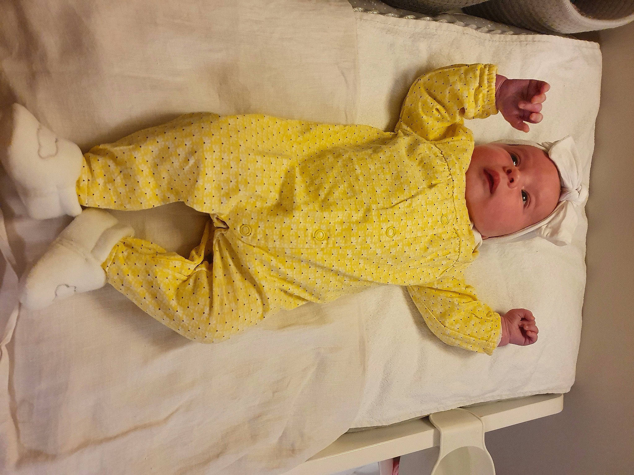 Luanna participe au concours pour gagner de l'argent avec cette photo : baby, baby_products, baby_safety, baby_sleeping, baby_toddler_clothing, bed_sheet, bedding, bedtime, blanket, child, comfort, headgear, infant_bed, linens, pattern, person, room, sleep, sleeve, toddler