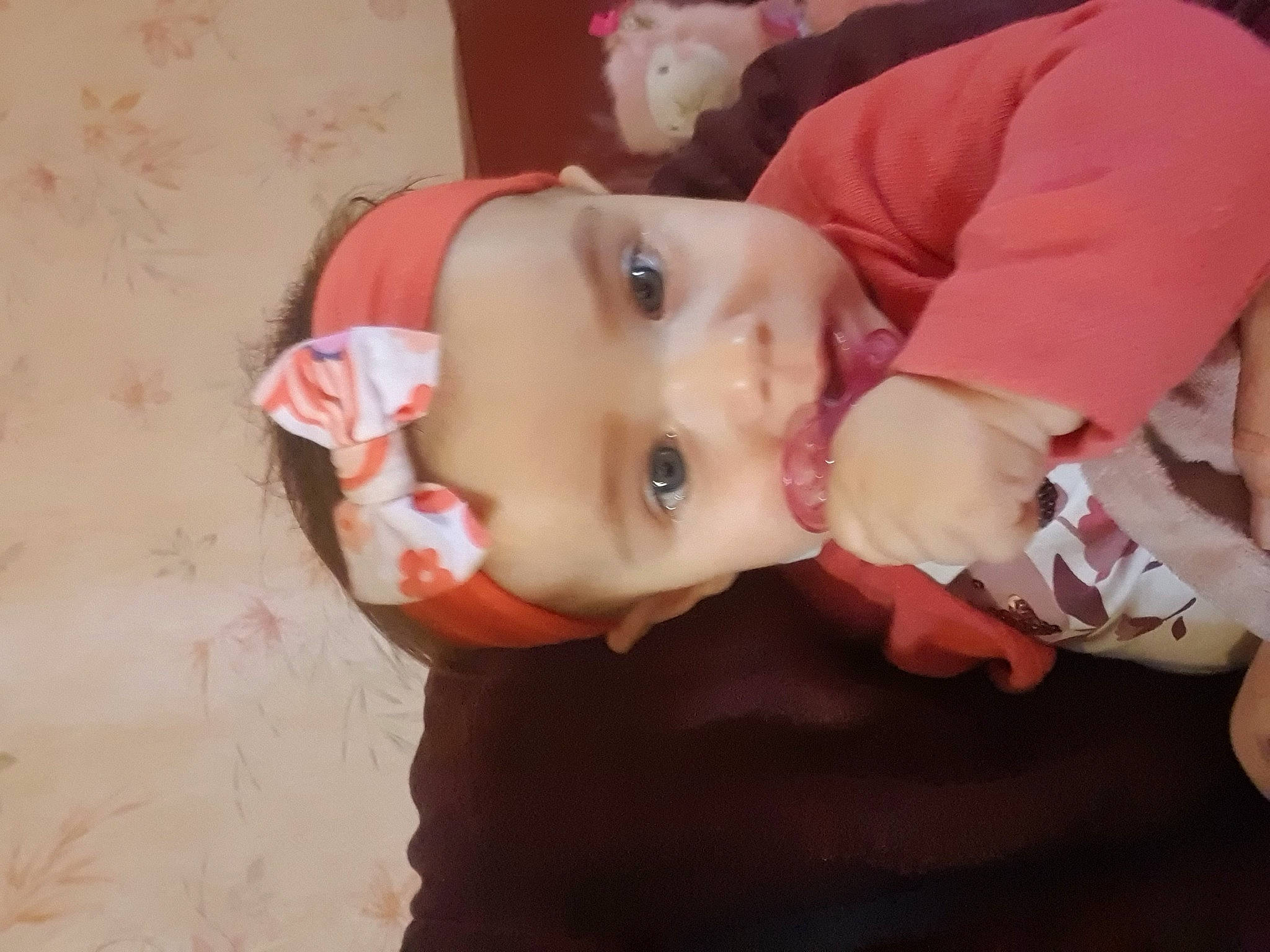 Eva a rejoint le concours — aidez-le/la à gagner de superbes lots ! baby, baby_products, baby_toddler_clothing, cheek, child, ear, eyebrow, eyelash, happy, headwear, iris, lip, nose, person, pink, skin, sleeve, toddler