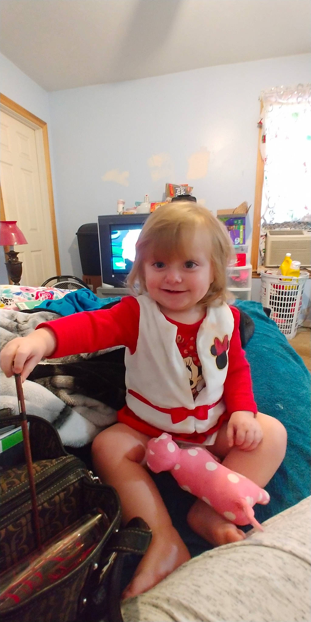 Myiah is registered to the contest to win money with this photo: baby, chair, child, christmas_eve, finger, joy, lap, leg, person, play, sitting, smile, thumb, toddler