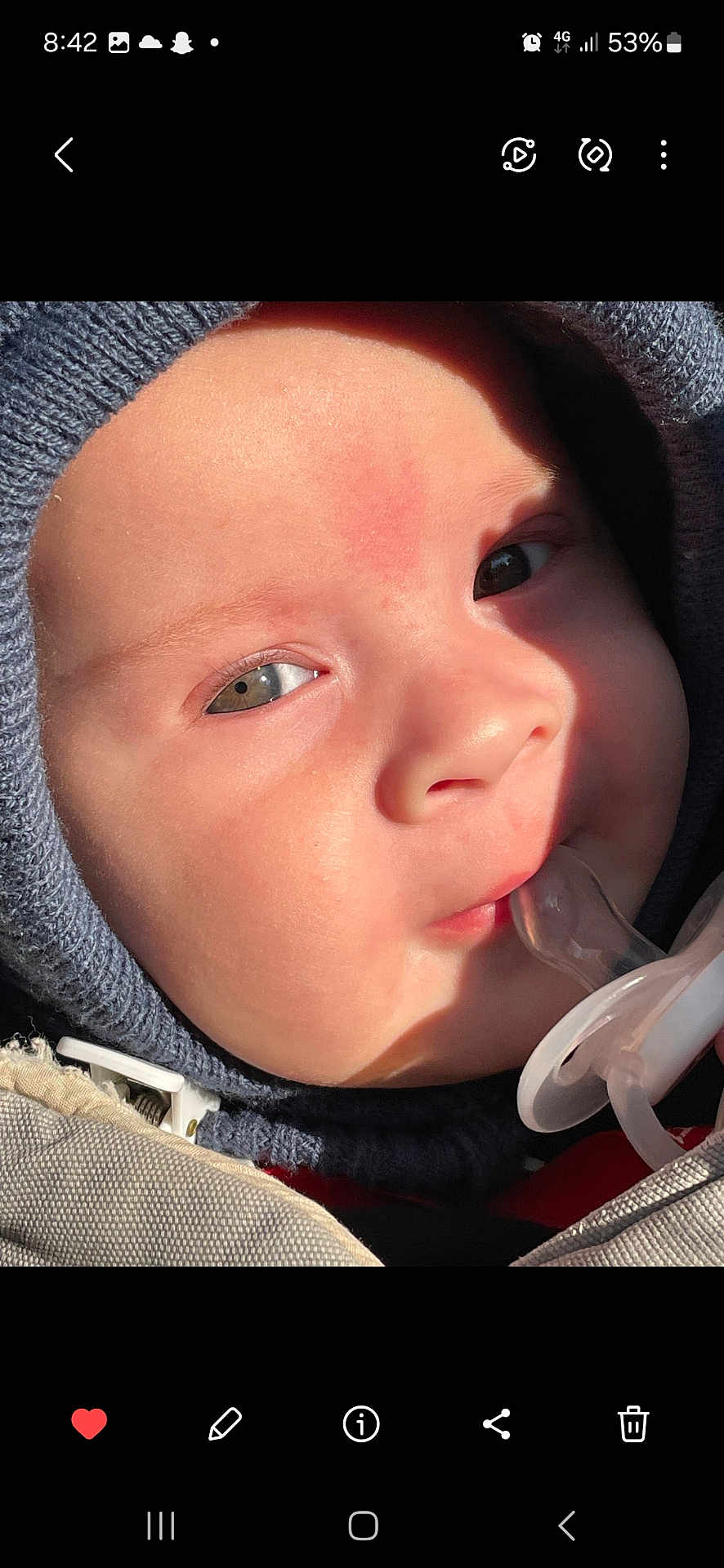 Emmanuel a rejoint le concours — aidez-le/la à gagner de superbes lots ! baby, face, pacifier, hood, knitwear, closeup, child, infant, skin, eyes, mouth, warm_clothing, cute, soft_light, shadow, portrait, young, expression, comfort, warmth