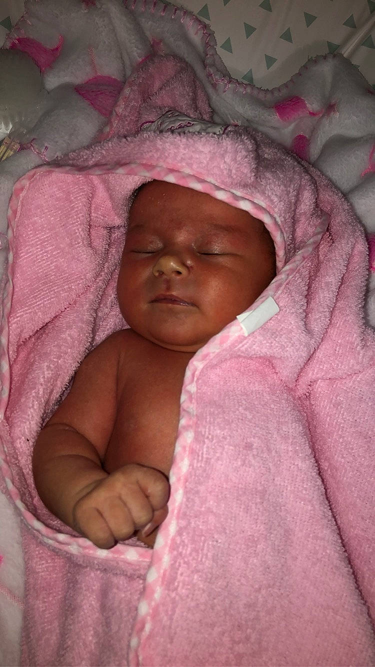 Giuliana a rejoint le concours — aidez-le/la à gagner de superbes lots ! baby, baby_products, baby_sleeping, bedding, bedtime, cheek, child, comfort, flesh, headwear, infant_bed, linens, magenta, nose, person, pink, room, skin, sleeve, thumb