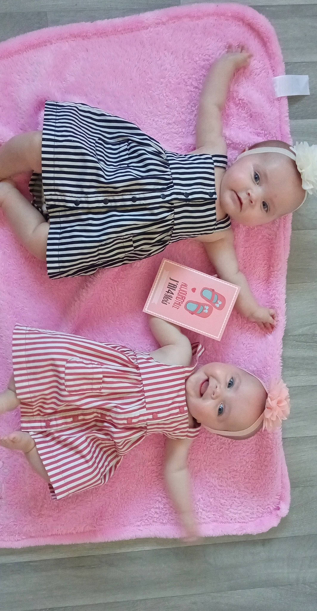 Gaïa Yssia participe au concours pour gagner de l'argent avec cette photo : baby, baby_products, baby_toddler_clothing, cheek, child, dress, finger, hand, headgear, magenta, nail, pattern, person, pink, skin, sleeve, smile, textile, toddler, white