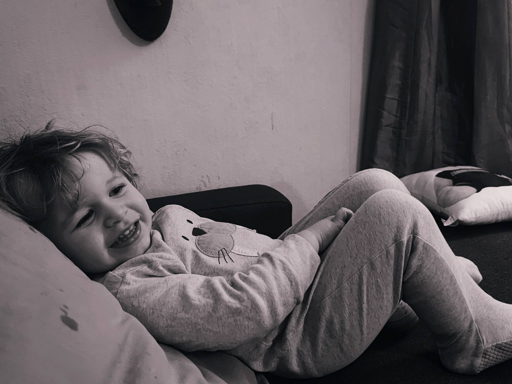 Charlie a rejoint le concours — aidez-le/la à gagner de superbes lots ! arm, black, black_and_white, black_hair, comfort, curtain, facial_expression, flash_photography, grey, happy, human, human_body, knee, leg, person, shoulder, smile, style, thigh, tints_and_shades