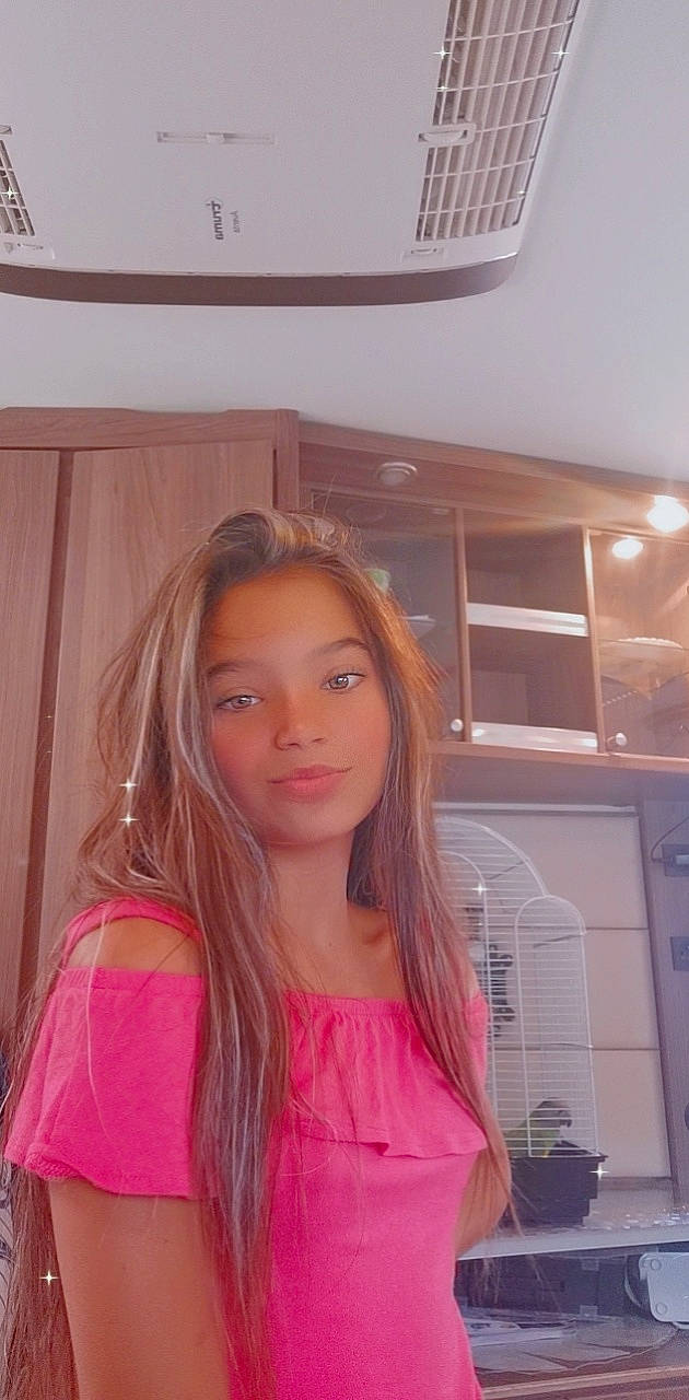 Love a rejoint le concours — aidez-le/la à gagner de superbes lots ! beauty, chin, eyebrow, eyelash, fashion_design, forehead, fun, happy, jaw, joint, layered_hair, lip, long_hair, magenta, makeover, mouth, neck, person, skin, smile