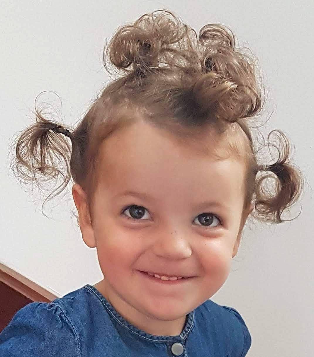 Louna participe au concours pour gagner de l'argent avec cette photo : brown_hair, child, ear, face, forehead, girl, hair, hair_coloring, hair_tie, hairstyle, head, joy, nose, person, smile, toddler