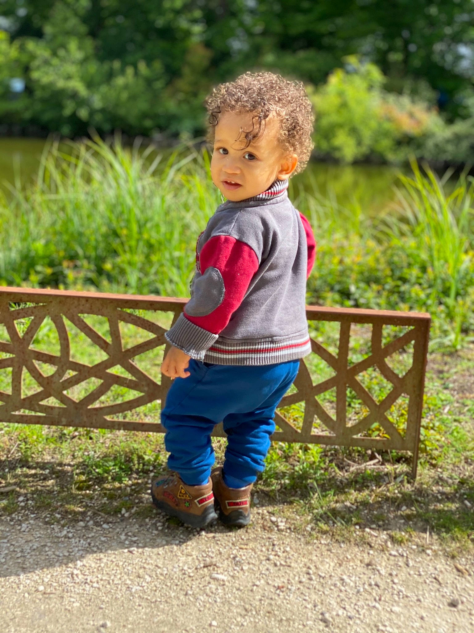 Jayson a rejoint le concours — aidez-le/la à gagner de superbes lots ! baby_toddler_clothing, denim, dress, footwear, grass, grass_family, happy, jeans, landscape, leaf, leg, leisure, outerwear, people_in_nature, person, plant, recreation, toddler, tree, wood
