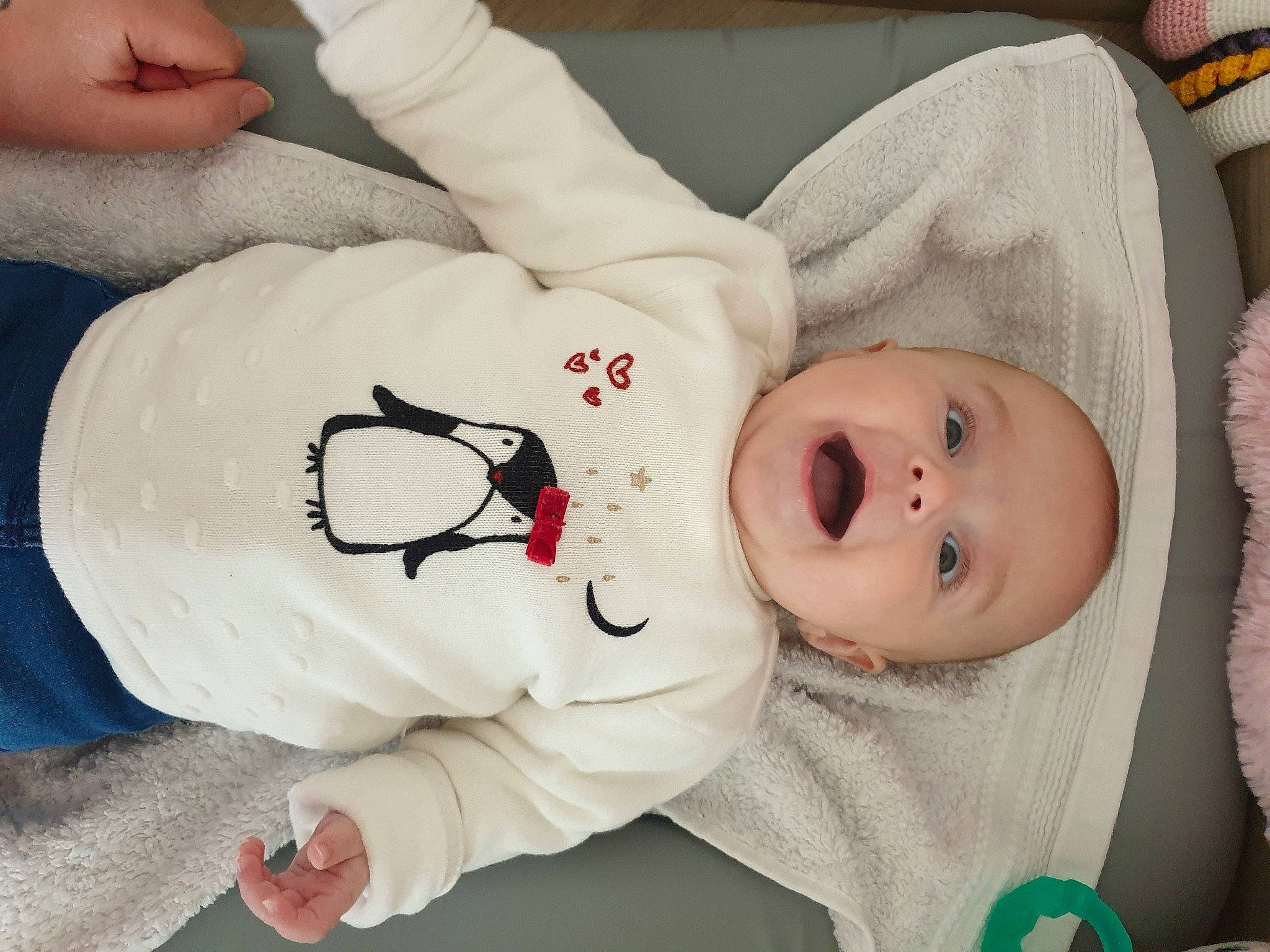 Charlotte participe au concours pour gagner de l'argent avec cette photo : baby, baby_products, baby_safety, baby_sleeping, baby_toddler_clothing, carmine, cheek, child, clothing, comfort, eye, happy, head, pattern, person, room, skin, sleeve, textile, toddler