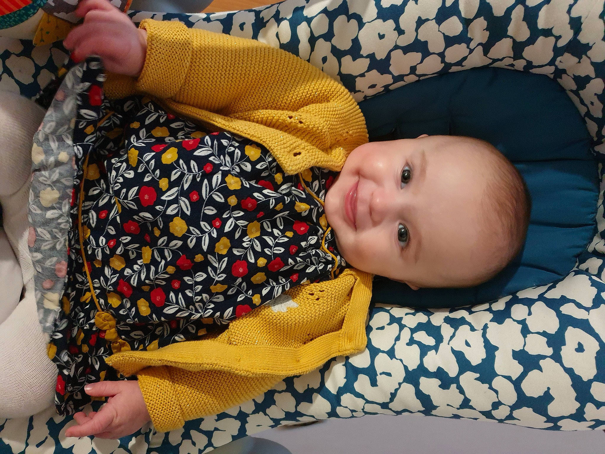 Charlotte participe au concours pour gagner de l'argent avec cette photo : baby, baby_products, baby_toddler_clothing, cheek, child, comfort, eye, human_body, iris, joy, linens, pattern, person, room, sitting, skin, sleeve, smile, textile, thigh