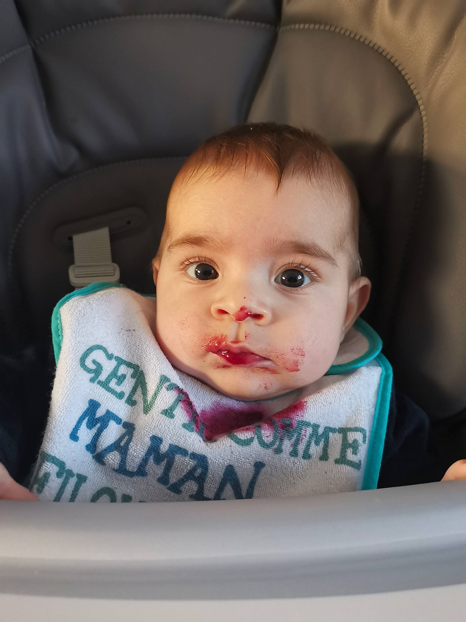 Valentin a rejoint le concours — aidez-le/la à gagner de superbes lots ! auto_part, baby, baby_carriage, baby_in_car_seat, baby_products, baby_safety, baby_toddler_clothing, car_seat, cheek, child, comfort, eyebrow, eyelash, hairstyle, iris, person, product, seat_belt, sitting, skin