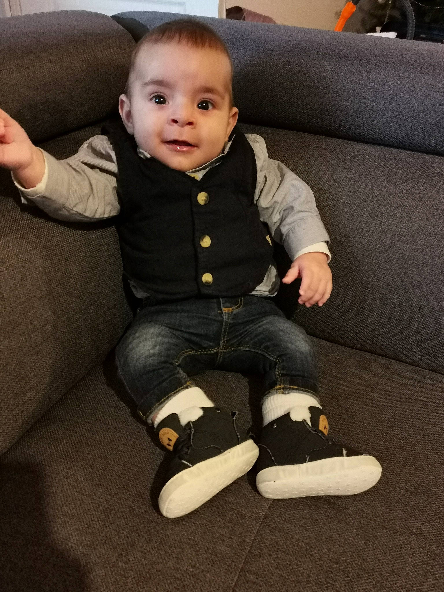 Valentin participe au concours pour gagner de l'argent avec cette photo : arm, baby, baby_toddler_clothing, chair, cheek, comfort, couch, eye, face, finger, flooring, furniture, hand, head, human_body, leg, person, product, sleeve, smile