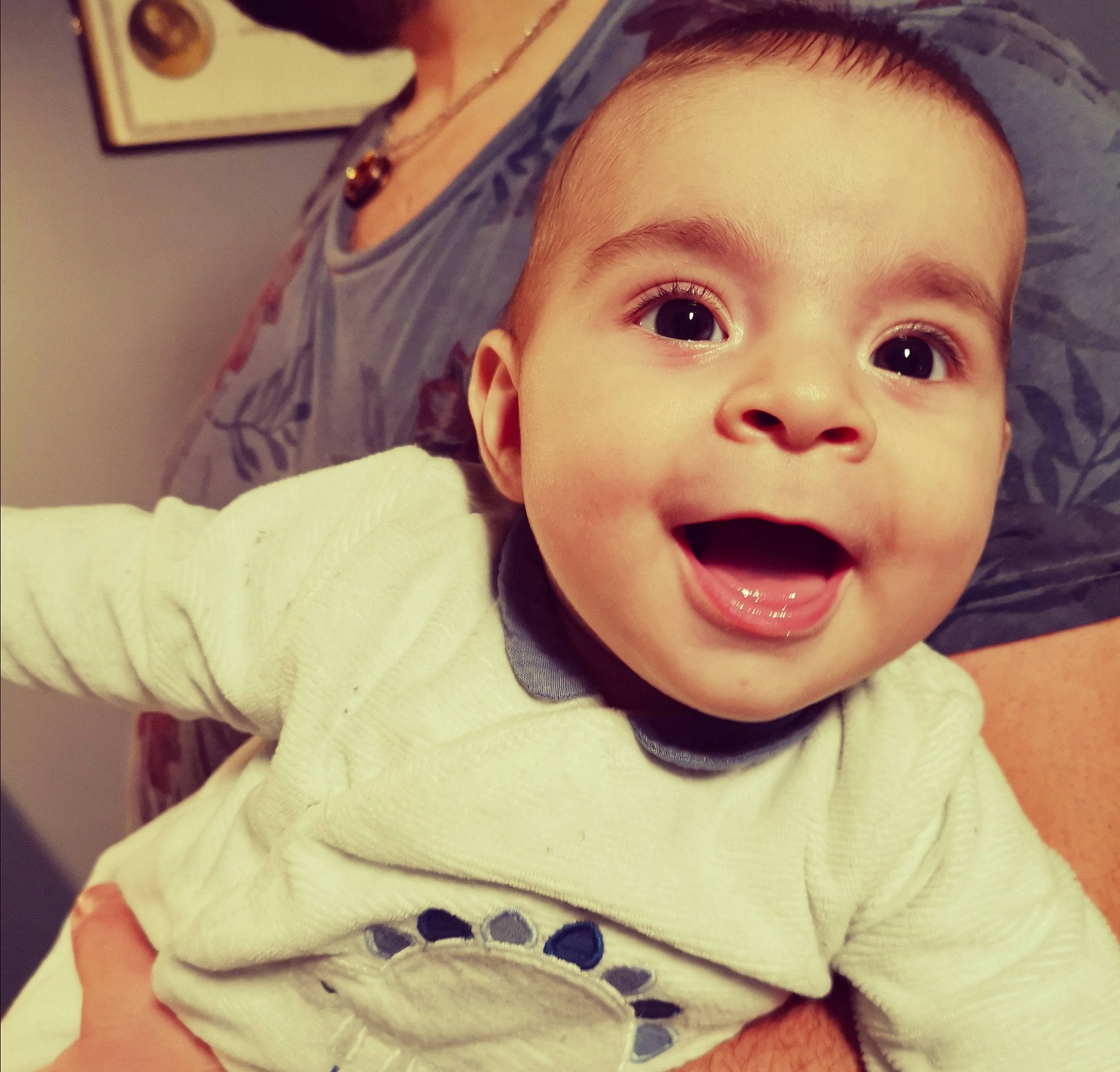Valentin participe au concours pour gagner de l'argent avec cette photo : baby_toddler_clothing, cheek, chin, clothing, ear, eyebrow, eyelash, forehead, happy, iris, jaw, lip, mouth, neck, nose, person, skin, sleeve, smile, standing