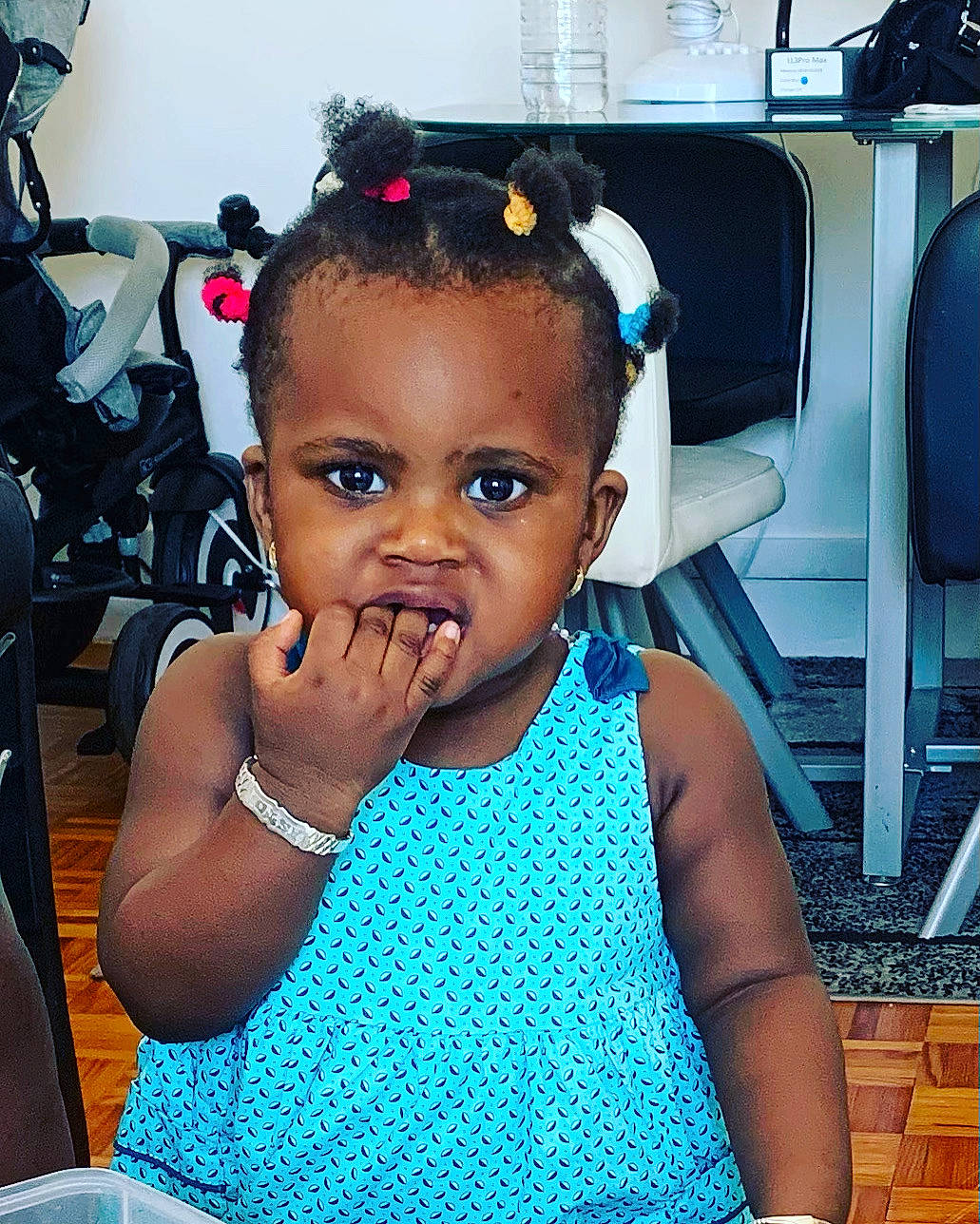 Astou Ba participe au concours pour gagner de l'argent avec cette photo : audio_equipment, baby, baby_toddler_clothing, beauty, black_hair, blue, chair, child, cool, ear, eyebrow, eyelash, fun, hairstyle, happy, iris, jewellery, person, skin, snapshot