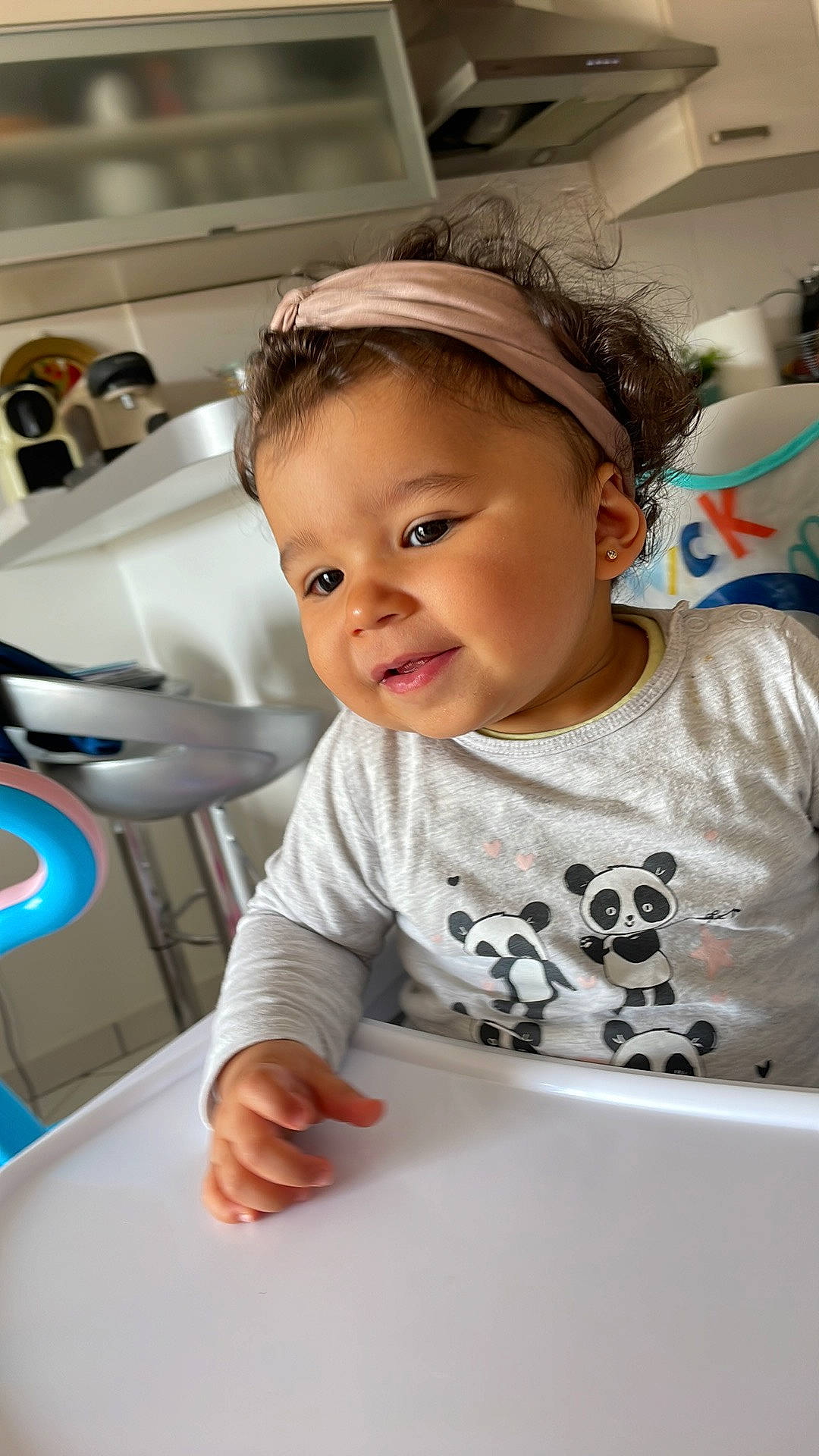 Sofia participe au concours pour gagner de l'argent avec cette photo : automotive_design, baby, baby_toddler_clothing, child, flooring, fun, happy, kitchen_appliance, person, play, portrait_photography, room, sitting, skin, sleeve, smile, standing, t_shirt, table, toddler