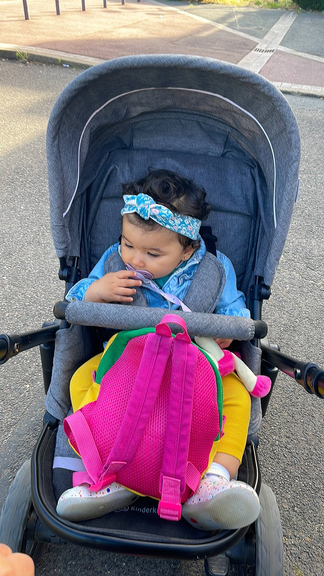 Sofia a rejoint le concours — aidez-le/la à gagner de superbes lots ! baby, baby_carriage, baby_products, bag, black, child, comfort, electric_blue, fashion_accessory, fun, leisure, person, photograph, product, purple, recreation, sitting, snapshot, toddler, travel