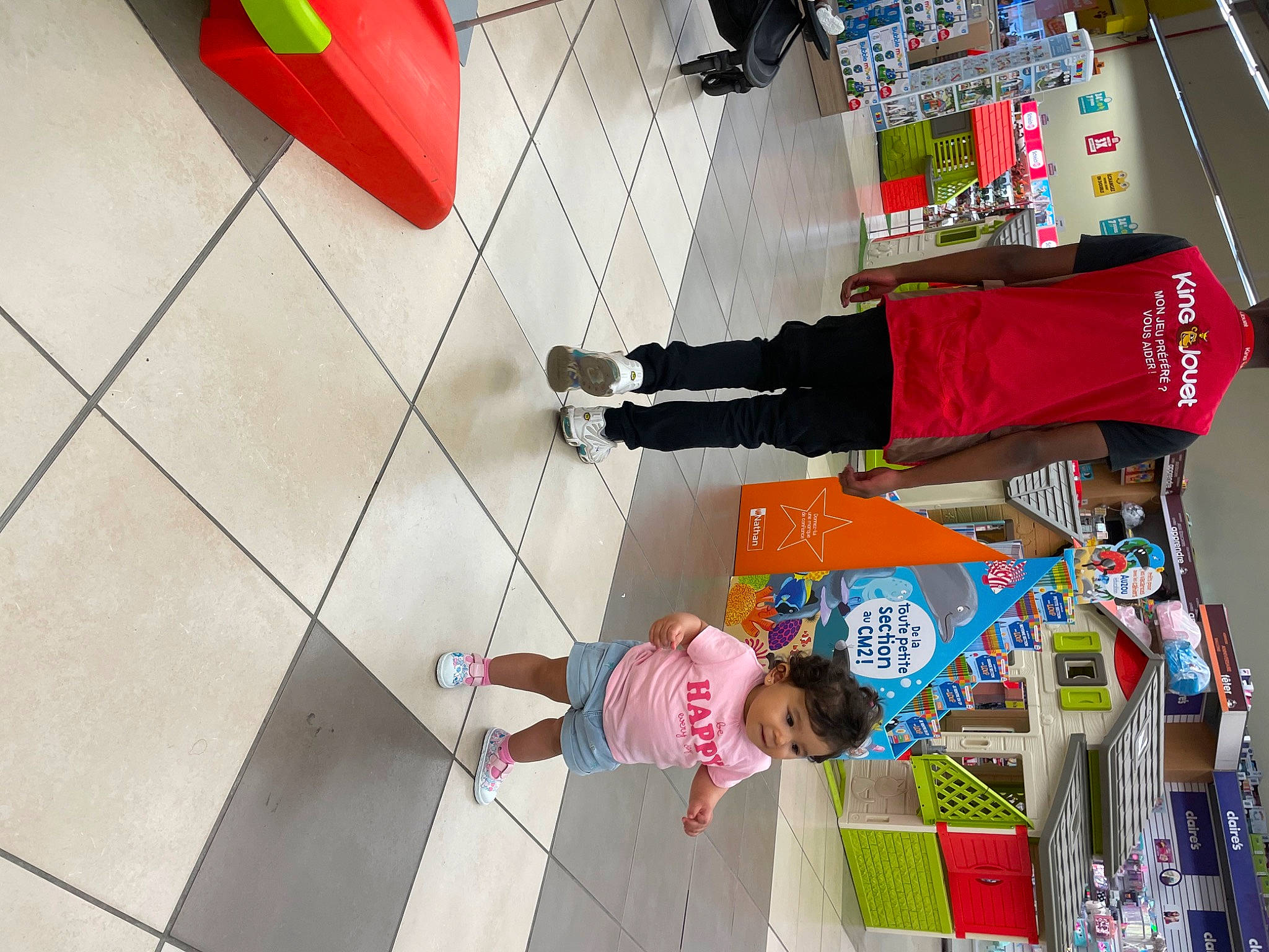 Sofia a rejoint le concours — aidez-le/la à gagner de superbes lots ! beauty, building, child, clothing, design, fashion, flooring, fun, human_settlement, leisure, line, person, public_space, red, retail, shoe, shopping, sneakers, t_shirt, tile_flooring