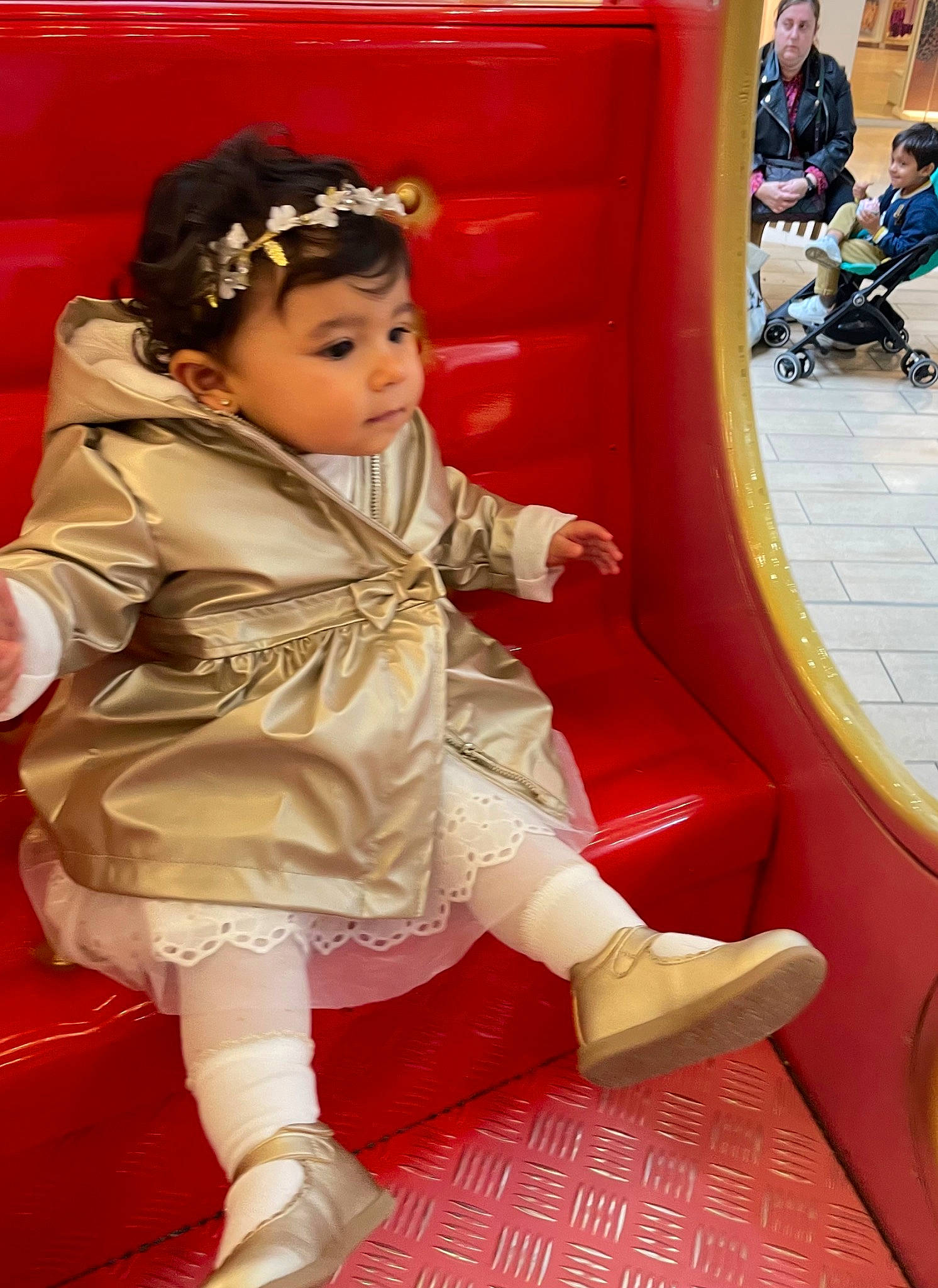 Sofia a rejoint le concours — aidez-le/la à gagner de superbes lots ! baby_toddler_clothing, beauty, child, event, flooring, fun, happy, human_leg, lap, leg, leisure, person, pink, play, recreation, shoe, sitting, thigh, tire, toddler