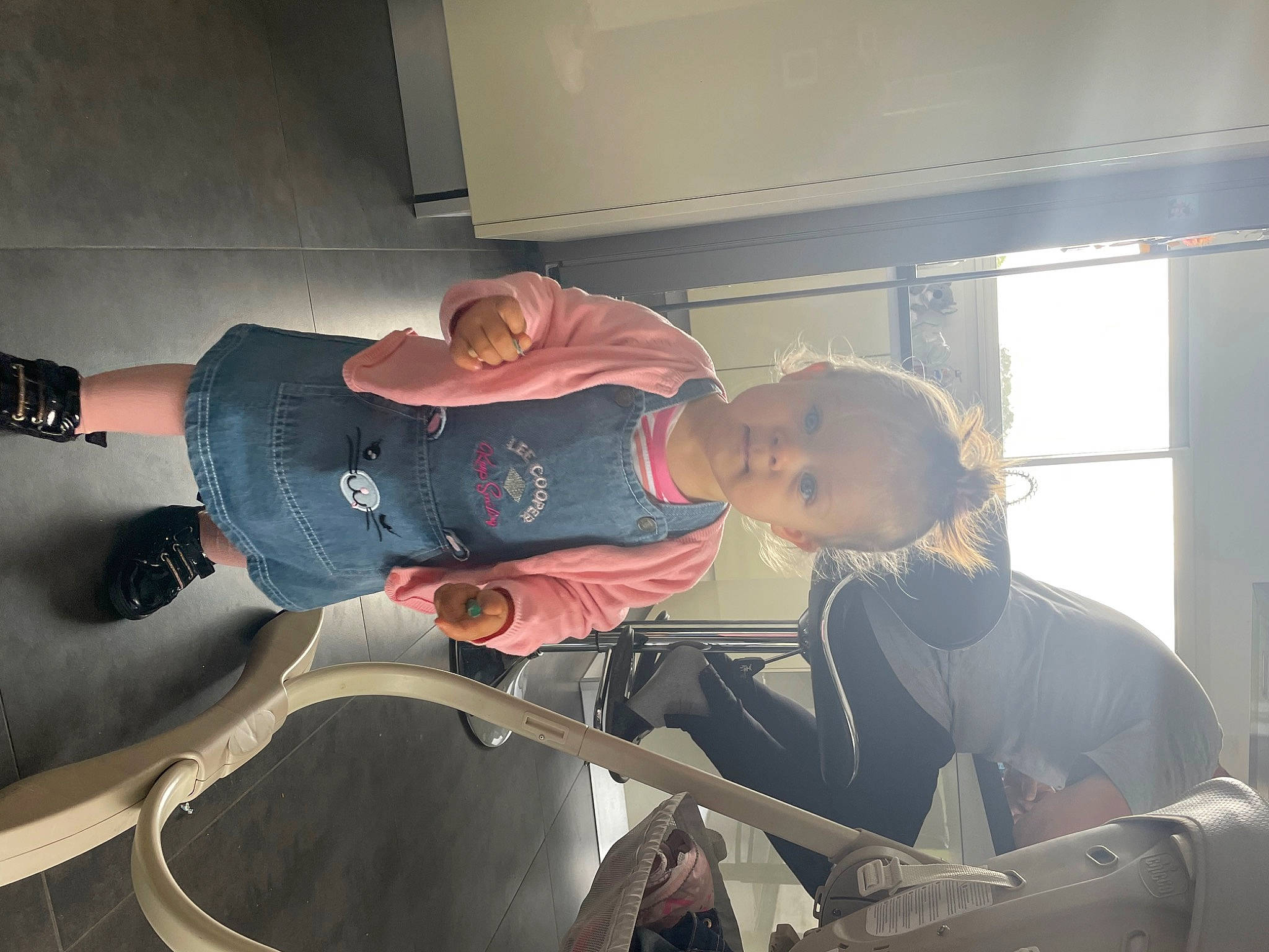 Ema a rejoint le concours — aidez-le/la à gagner de superbes lots ! auto_part, automotive_design, automotive_exterior, automotive_tire, automotive_wheel_system, automotive_window_part, comfort, elbow, eyewear, fun, human_leg, knee, motor_vehicle, person, recreation, sitting, thigh, vehicle_door, window, windshield