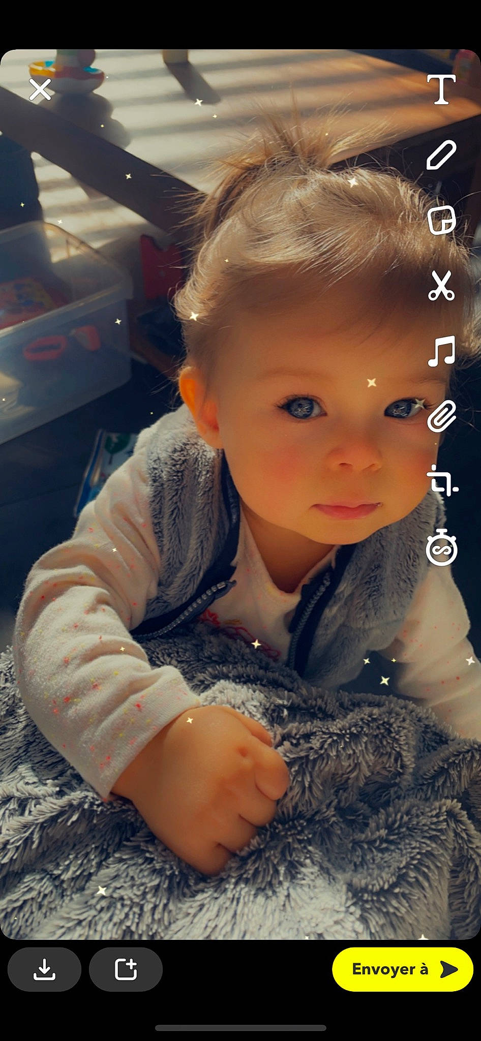 Ema a rejoint le concours — aidez-le/la à gagner de superbes lots ! baby, baby_toddler_clothing, cheek, child, chin, eye, eyebrow, eyelash, flash_photography, flooring, fun, happy, iris, lip, nose, person, sitting, skin, sleeve, thumb