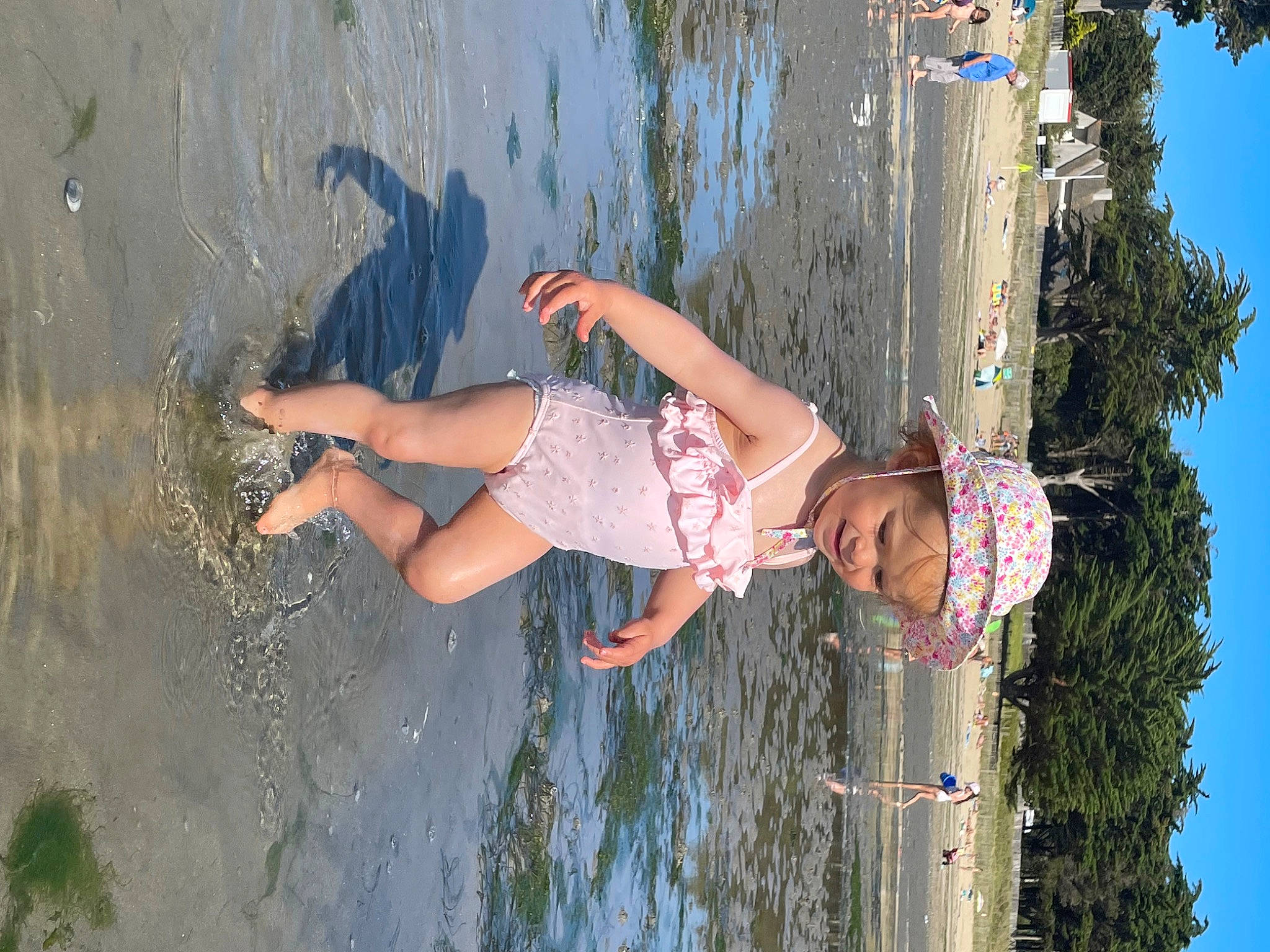 Ema participe au concours pour gagner de l'argent avec cette photo : arm, daytime, dress, fun, hand, happy, headwear, human_body, lake, leg, leisure, people_in_nature, person, plant, recreation, shorts, sky, summer, sunlight, thigh