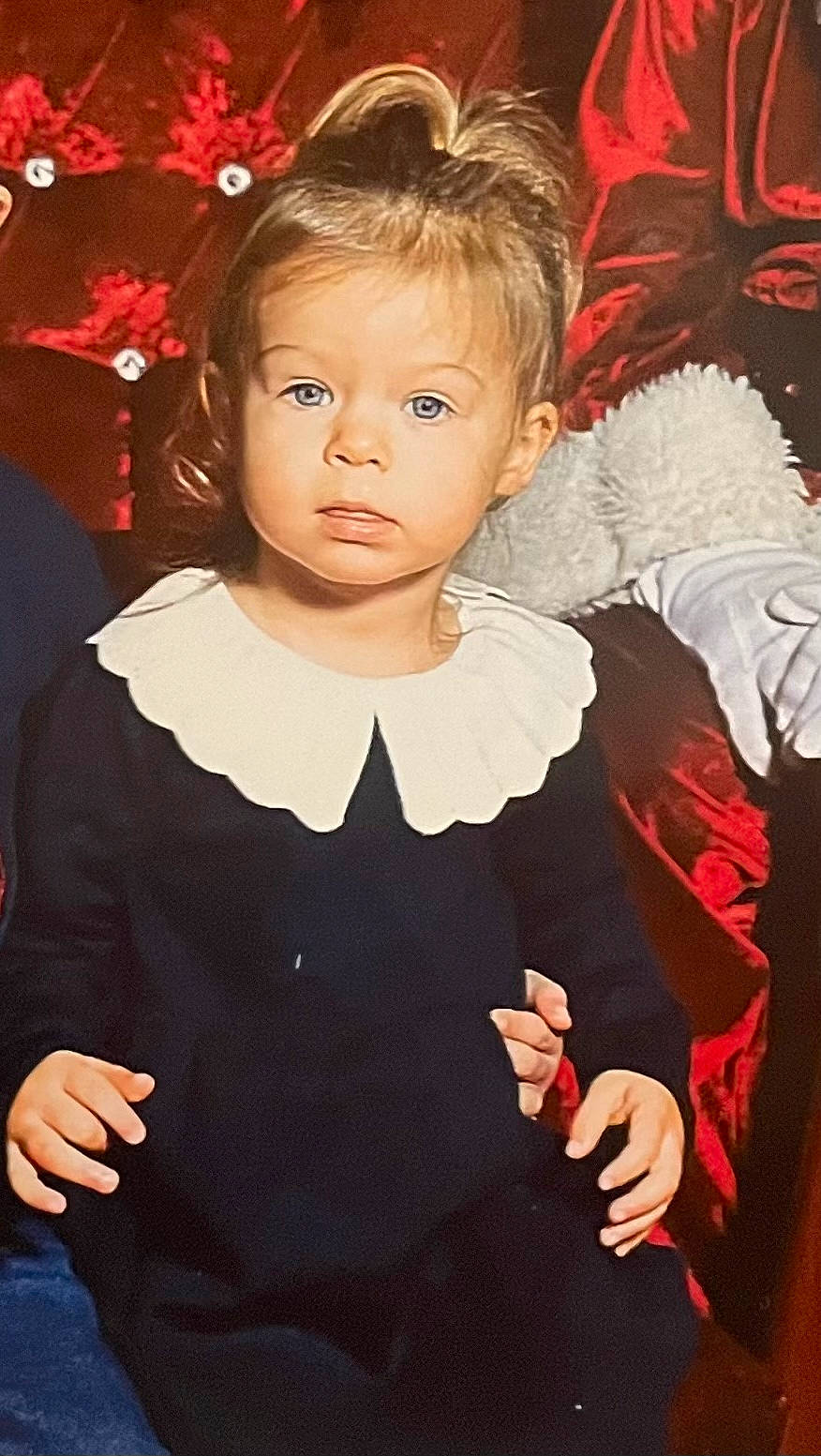 Ema a rejoint le concours — aidez-le/la à gagner de superbes lots ! baby_toddler_clothing, bow_tie, dress, fashion_design, flash_photography, formal_wear, gesture, hair, happy, head, headgear, headpiece, iris, jewellery, neck, necklace, person, pink, shoulder, sleeve