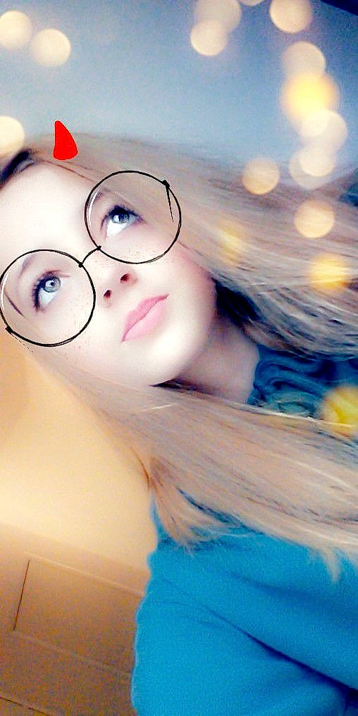 Sherley participe au concours pour gagner de l'argent avec cette photo : blue, eyewear, glasses, illustration, lip, nose, person, smile, vision_care