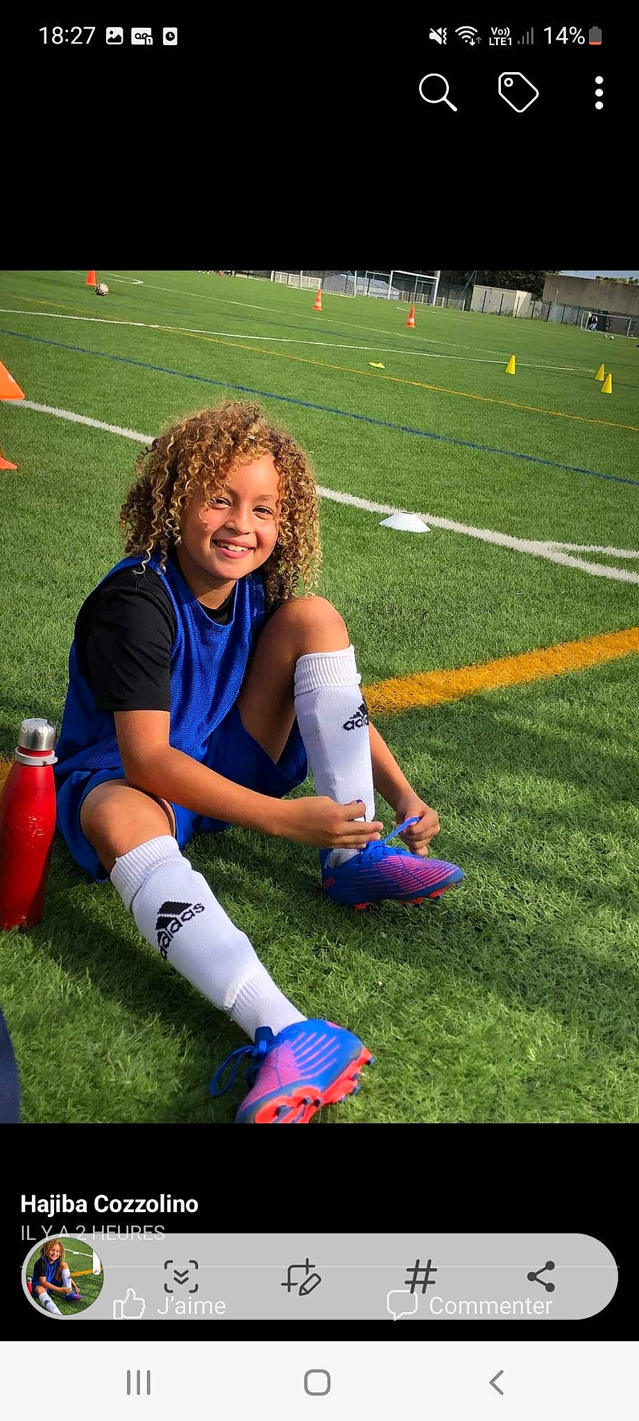 Nilya a rejoint le concours — aidez-le/la à gagner de superbes lots ! ball_game, football_player, fun, grass, hair, jersey, joy, knee, leg, person, plant, player, shoe, shorts, smile, sneakers, sports, sports_equipment, sports_gear, sports_uniform