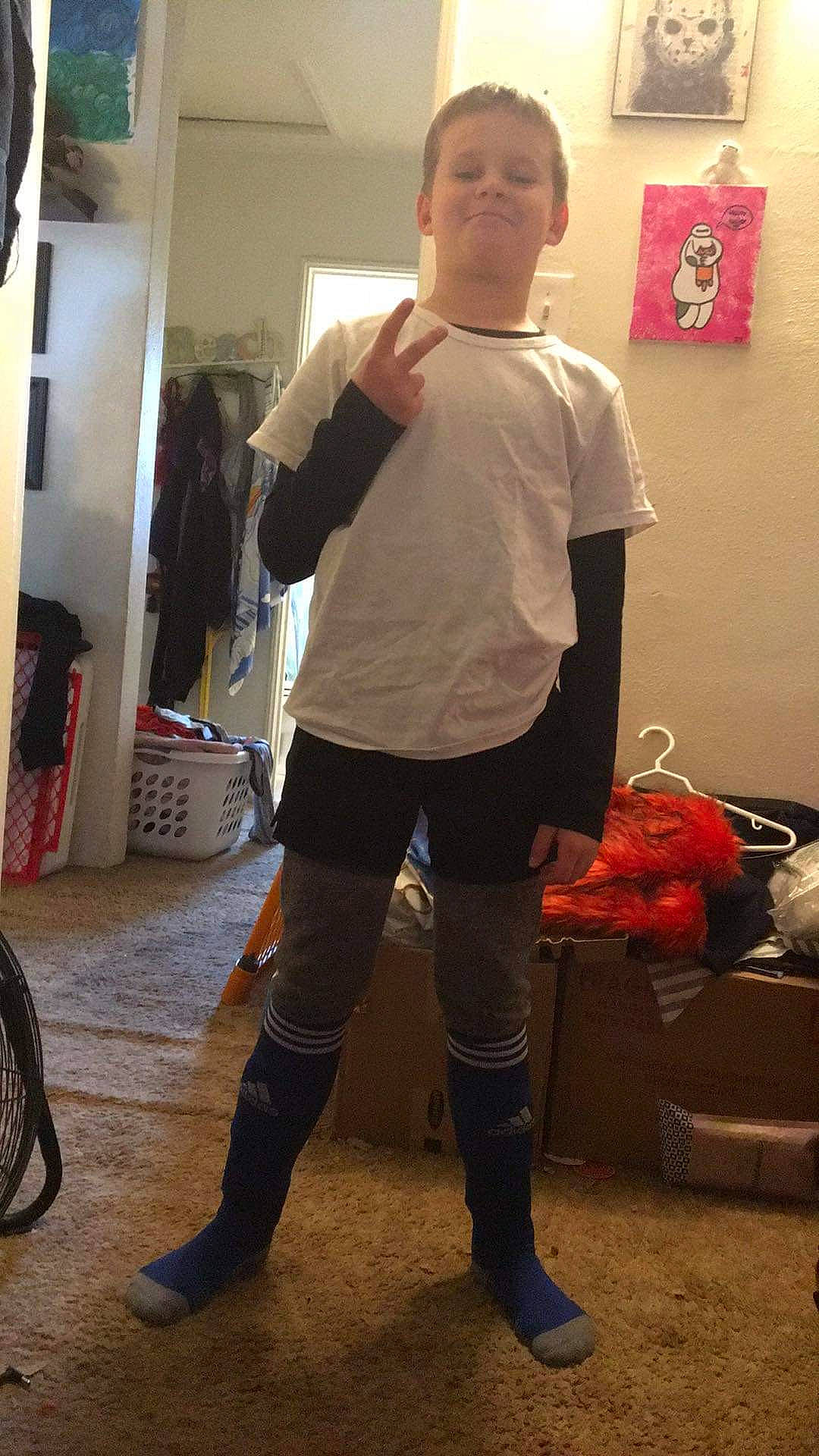 Markus is registered to the contest to win money with this photo: abdomen, bag, belt, chest, denim, elbow, eyewear, flooring, human_leg, knee, luggage_and_bags, person, personal_protective_equipment, shoe, sleeve, sportswear, t_shirt, thigh, tire, trunk