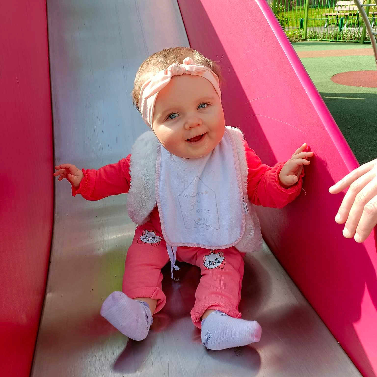 Amoryna a rejoint le concours — aidez-le/la à gagner de superbes lots ! baby_toddler_clothing, chute, fun, grass, hand, happy, human_body, leisure, magenta, outdoor_play_equipment, pink, play, playground, product, recreation, sitting, skin, sleeve, smile, toddler