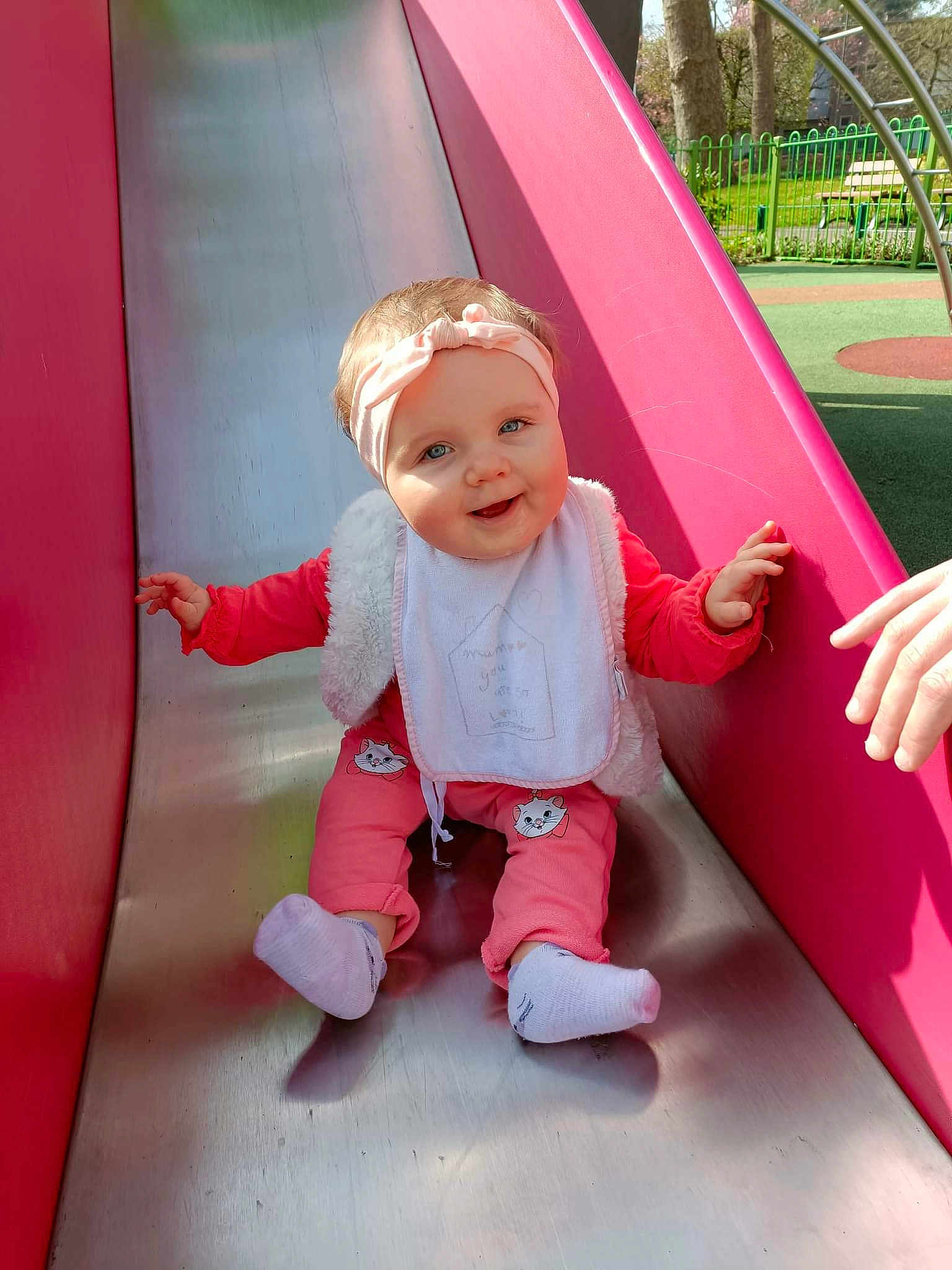 Amoryna a rejoint le concours — aidez-le/la à gagner de superbes lots ! baby_toddler_clothing, chute, fun, grass, hand, happy, human_body, leisure, magenta, outdoor_play_equipment, pink, play, playground, product, recreation, sitting, skin, sleeve, smile, toddler