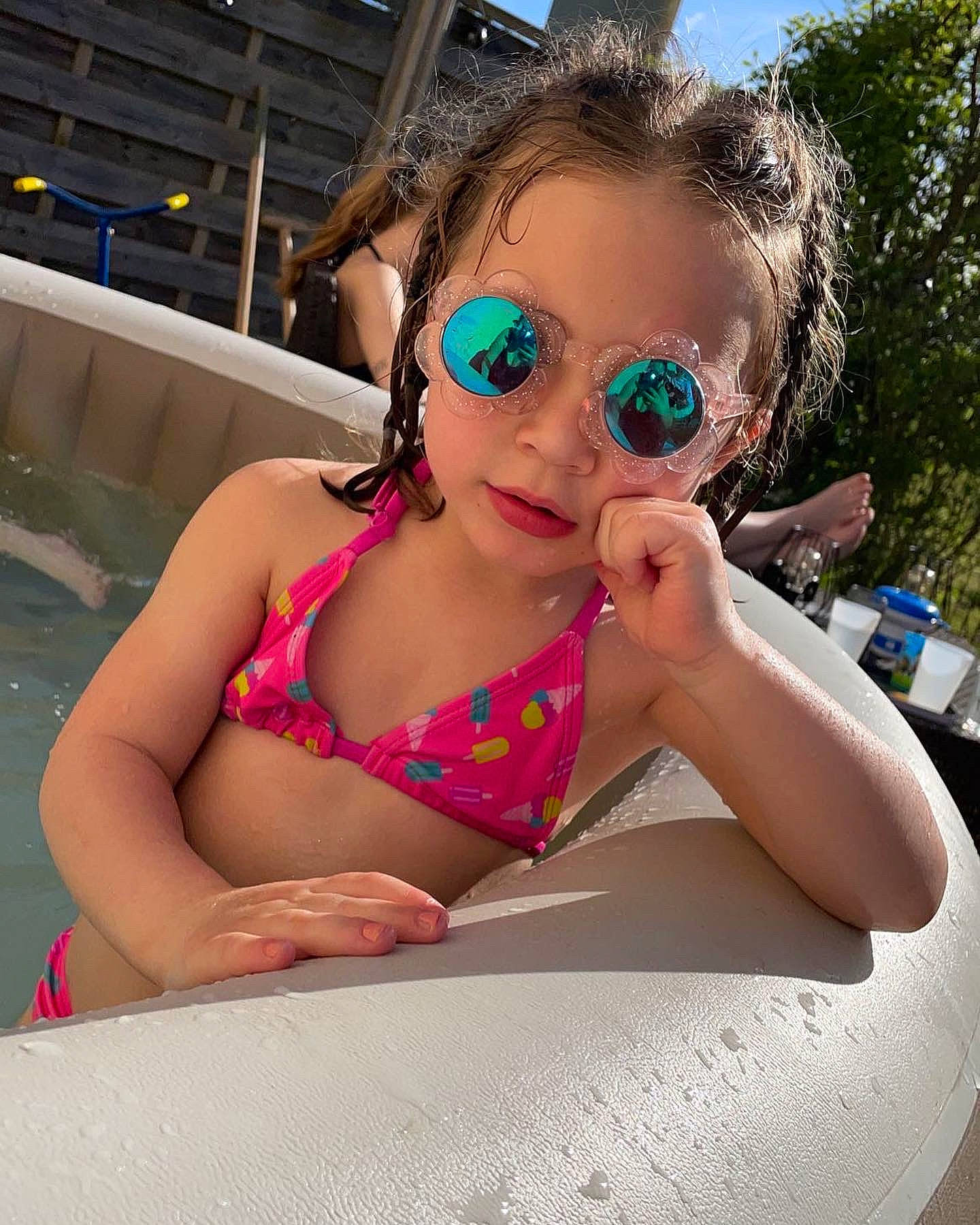 Loryanne a rejoint le concours — aidez-le/la à gagner de superbes lots ! black_hair, brassiere, chest, cool, eyewear, finger, fun, glasses, goggles, hand, happy, leisure, person, pink, recreation, sunglasses, swimming_pool, swimwear, thigh, toddler